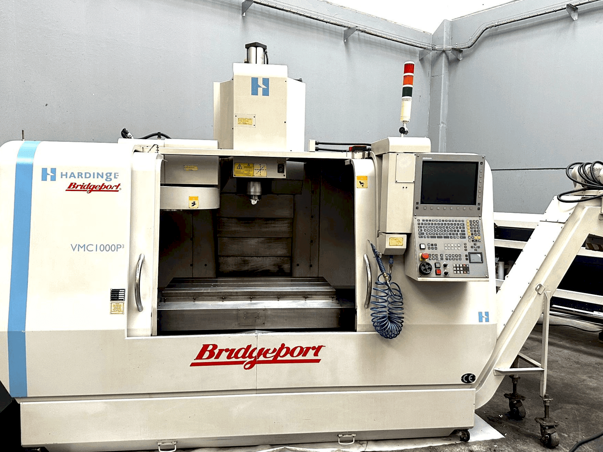 Vue de face de la machine Bridgeport VMC 1000 P3 (2005)