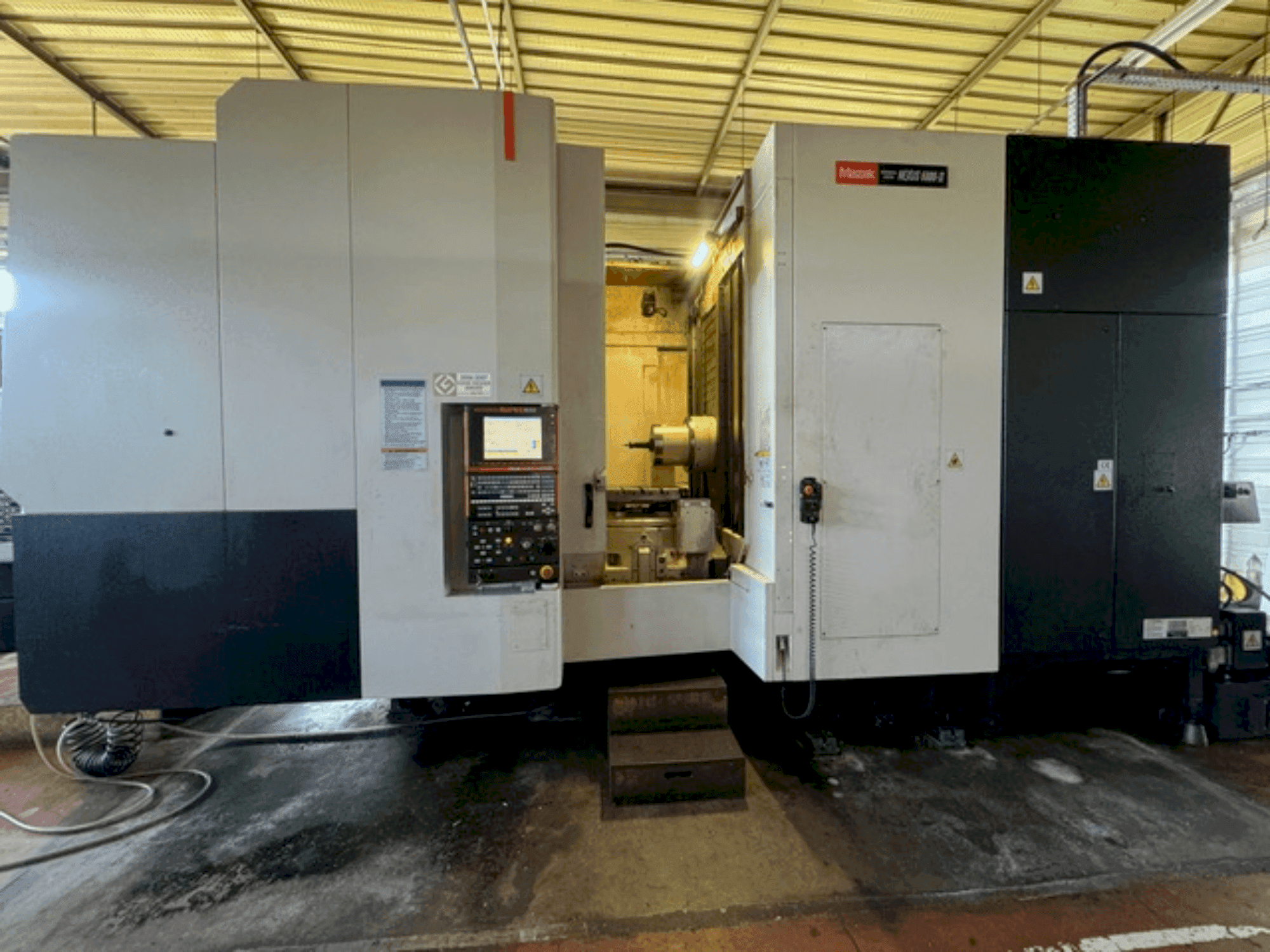 Vue de face de la machine Mazak HC NEXUS 6800II