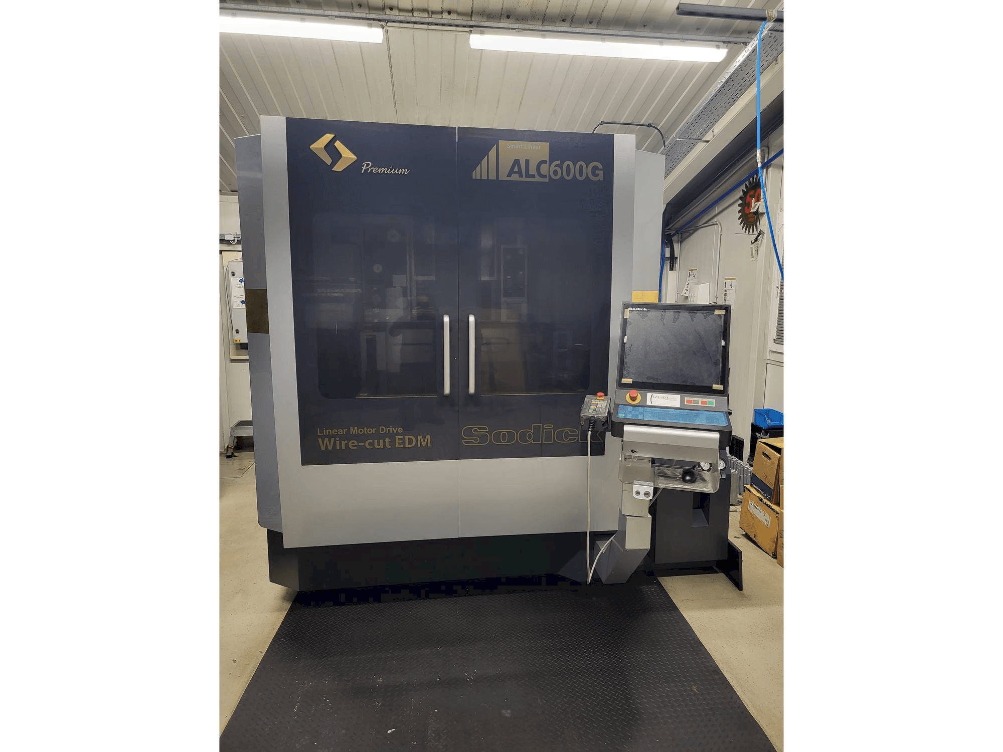 Vue de face de la machine Sodick ALC600G