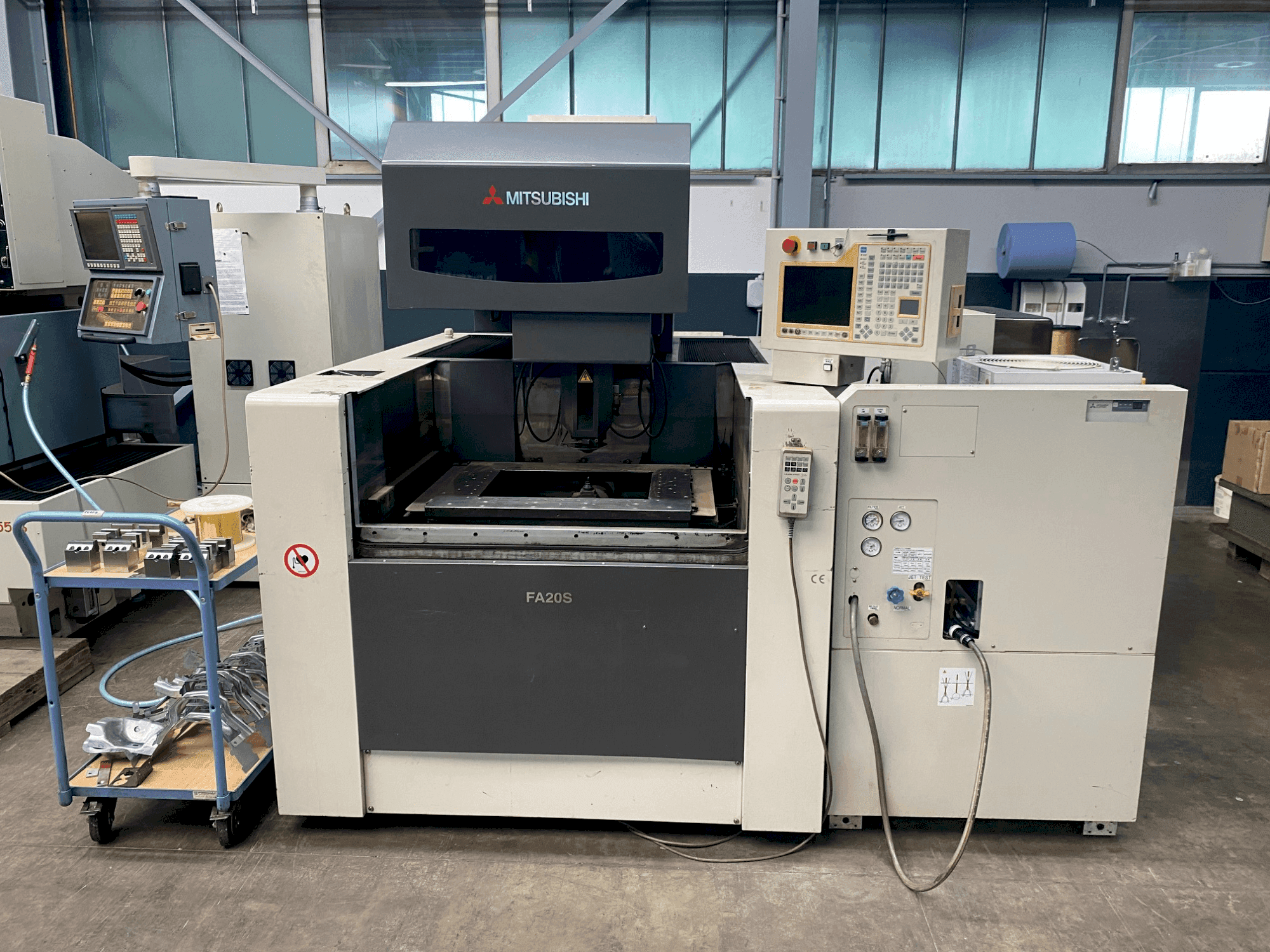 Vue de face de la machine Mitsubishi FA 20 SM