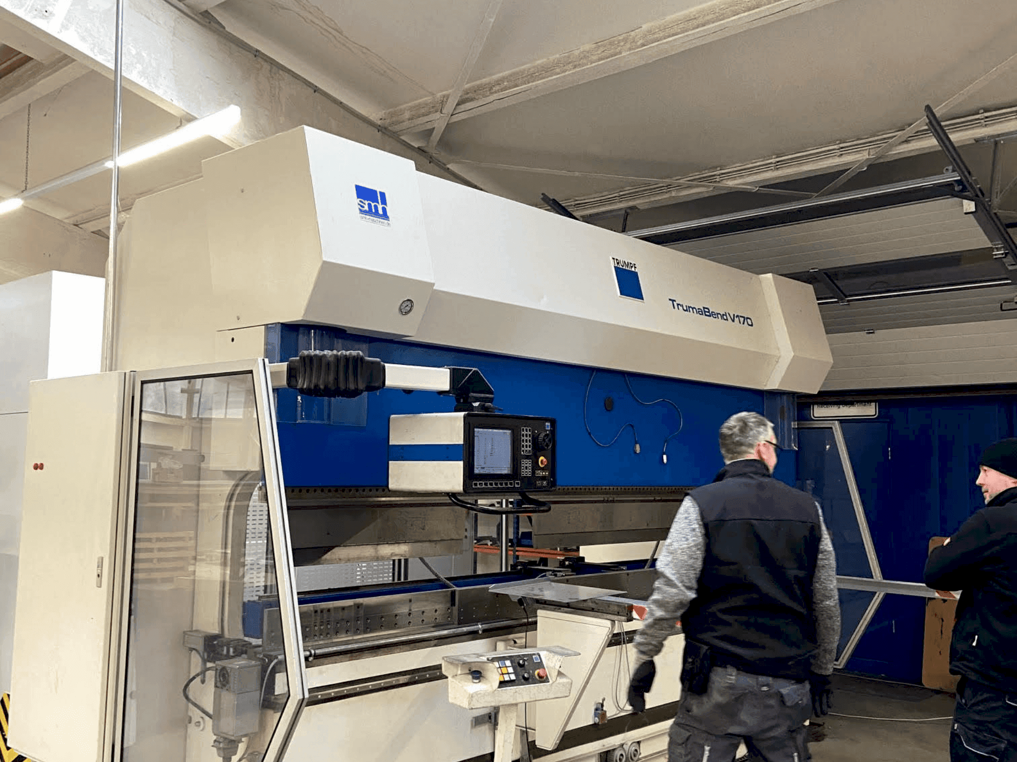 Vue de face de la machine TRUMPF TrumaBend V170