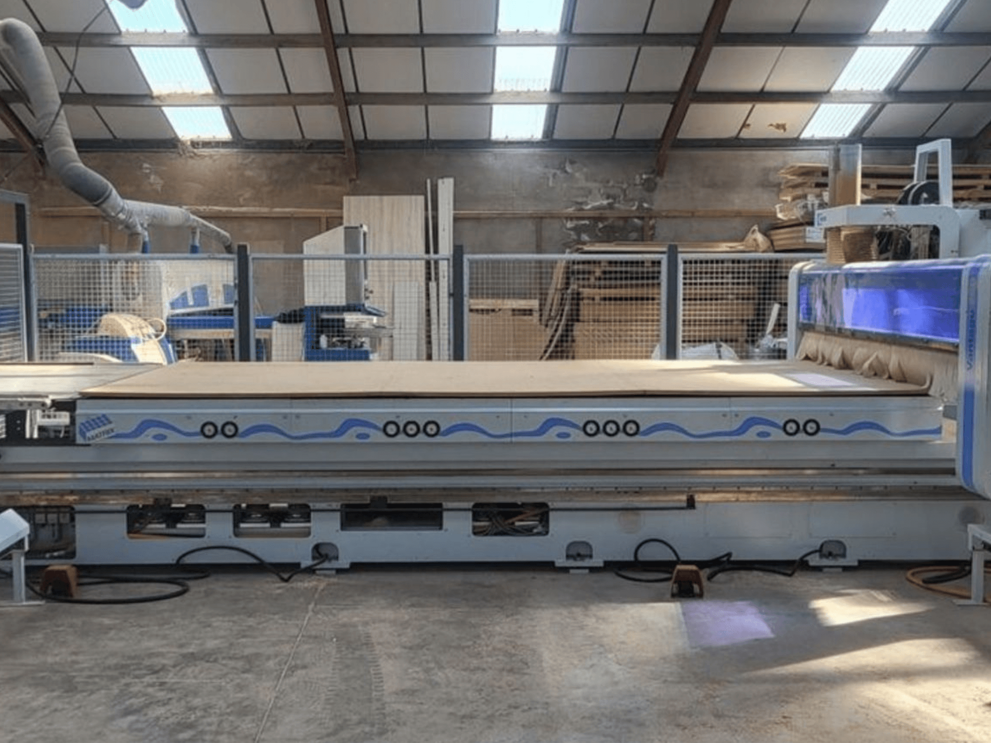 Défonceuse CNC HOMAG WEEKE BHP200/VANTAGE714 présentée de face, avec une table de travail spacieuse dans un atelier.