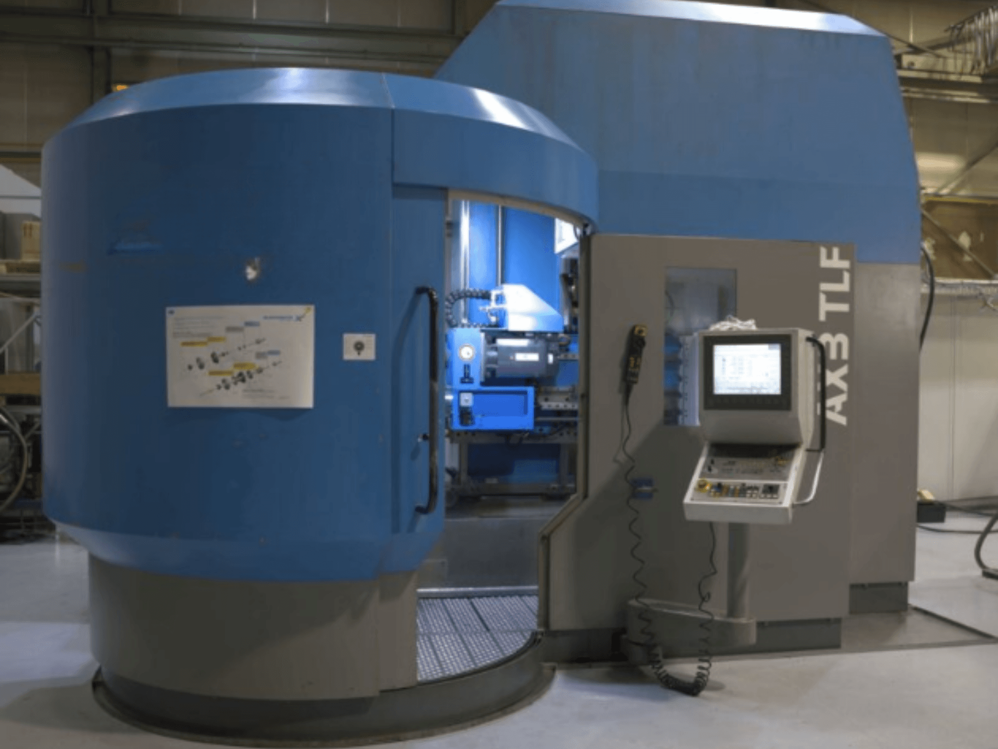 Machine de forage IXION Auerbach IA2 TLF-1200.4 vue de face ; panneau de commande et carter bleu.