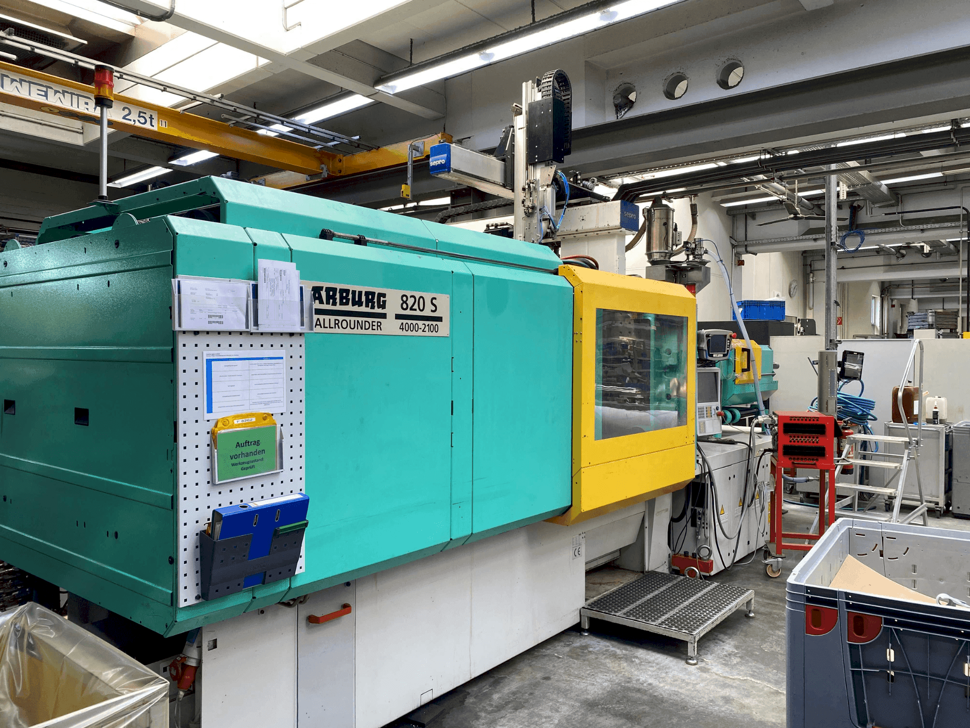 Vue de face de la machine Arburg Allrounder 820 S 4000-2100