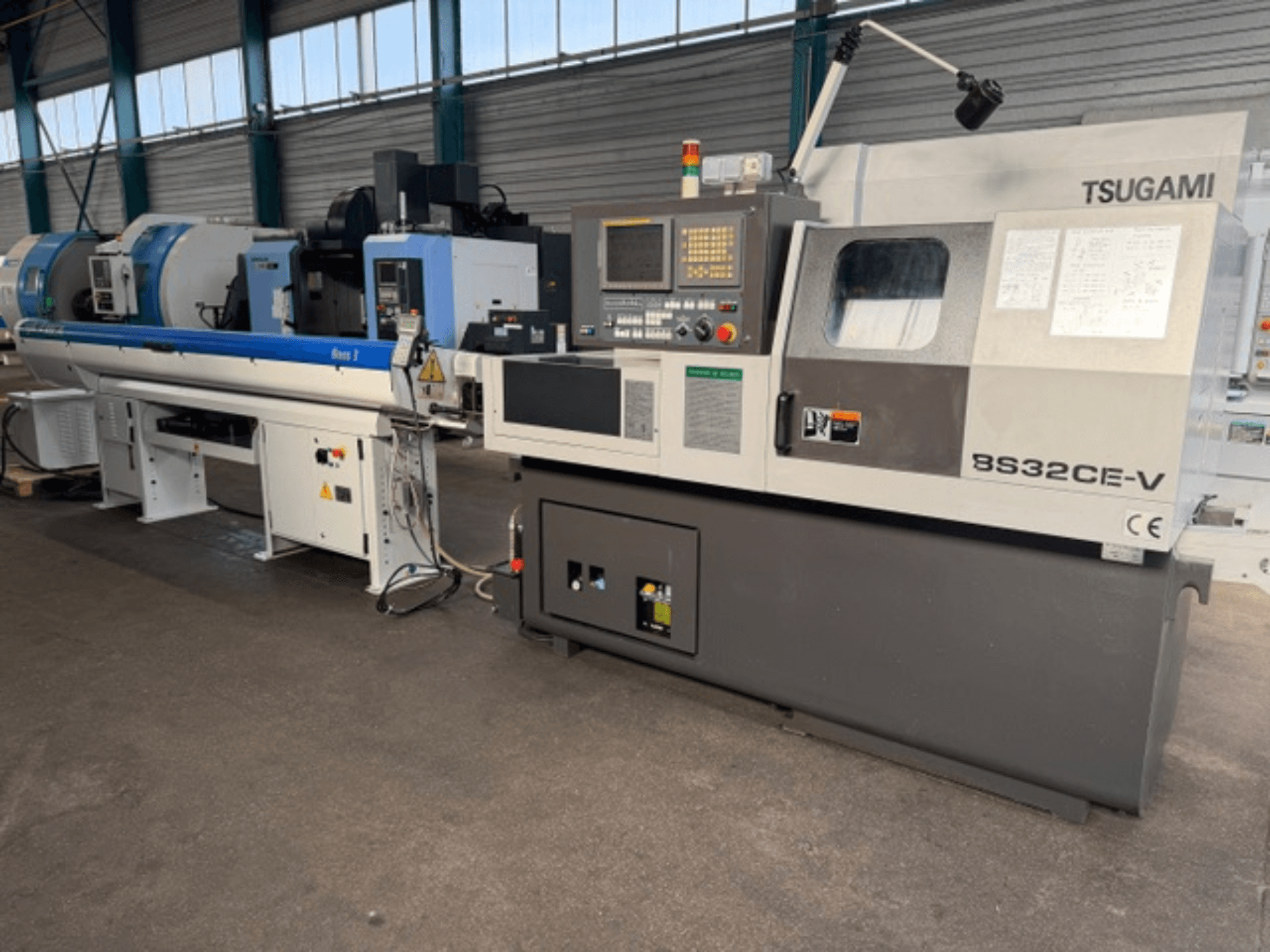 Tour suisse TSUGAMI BS32CE-V en vue de face, avec panneau de commande et broche attachée.