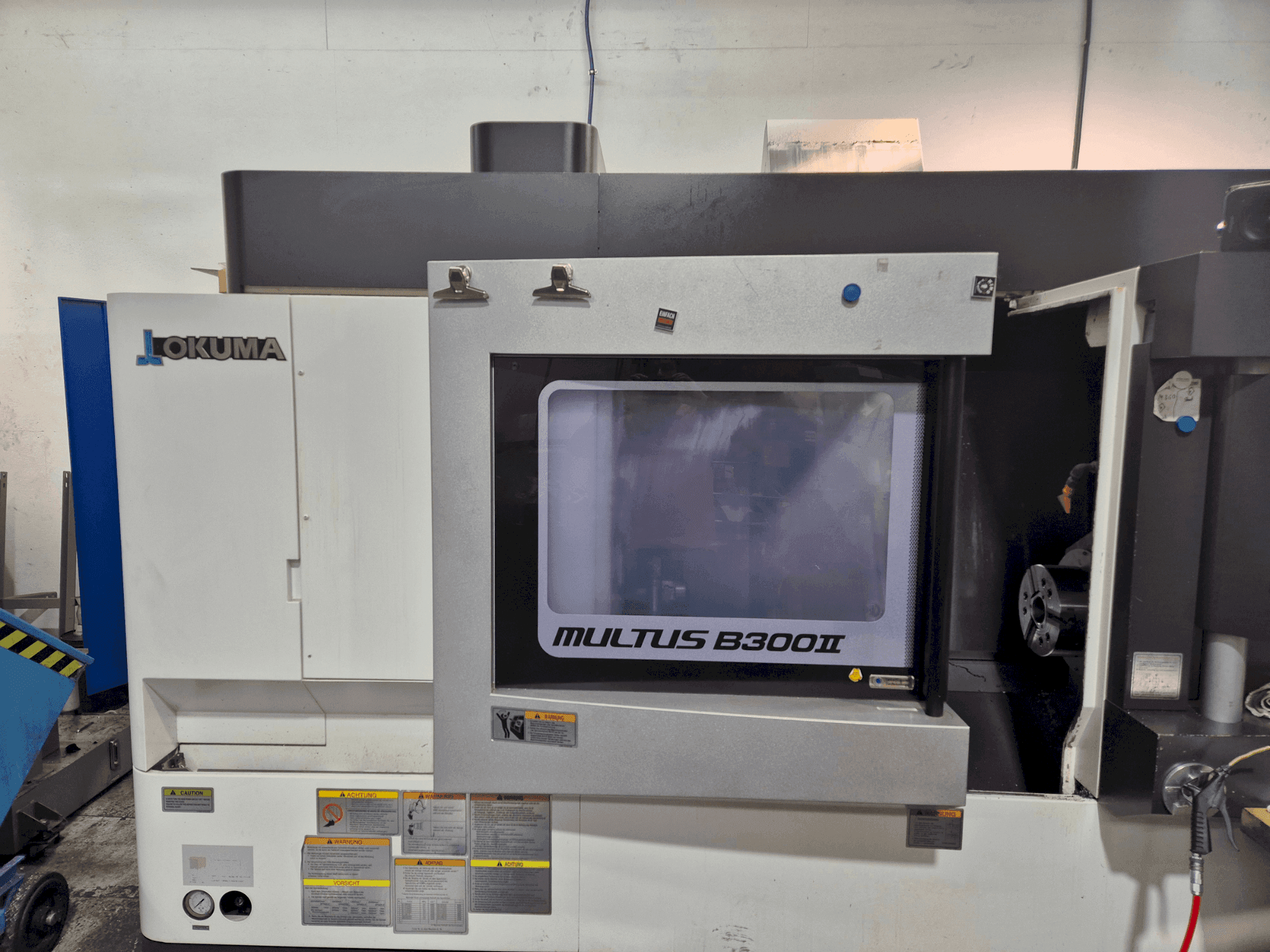 Vue de face de la machine Okuma Multus B300 II