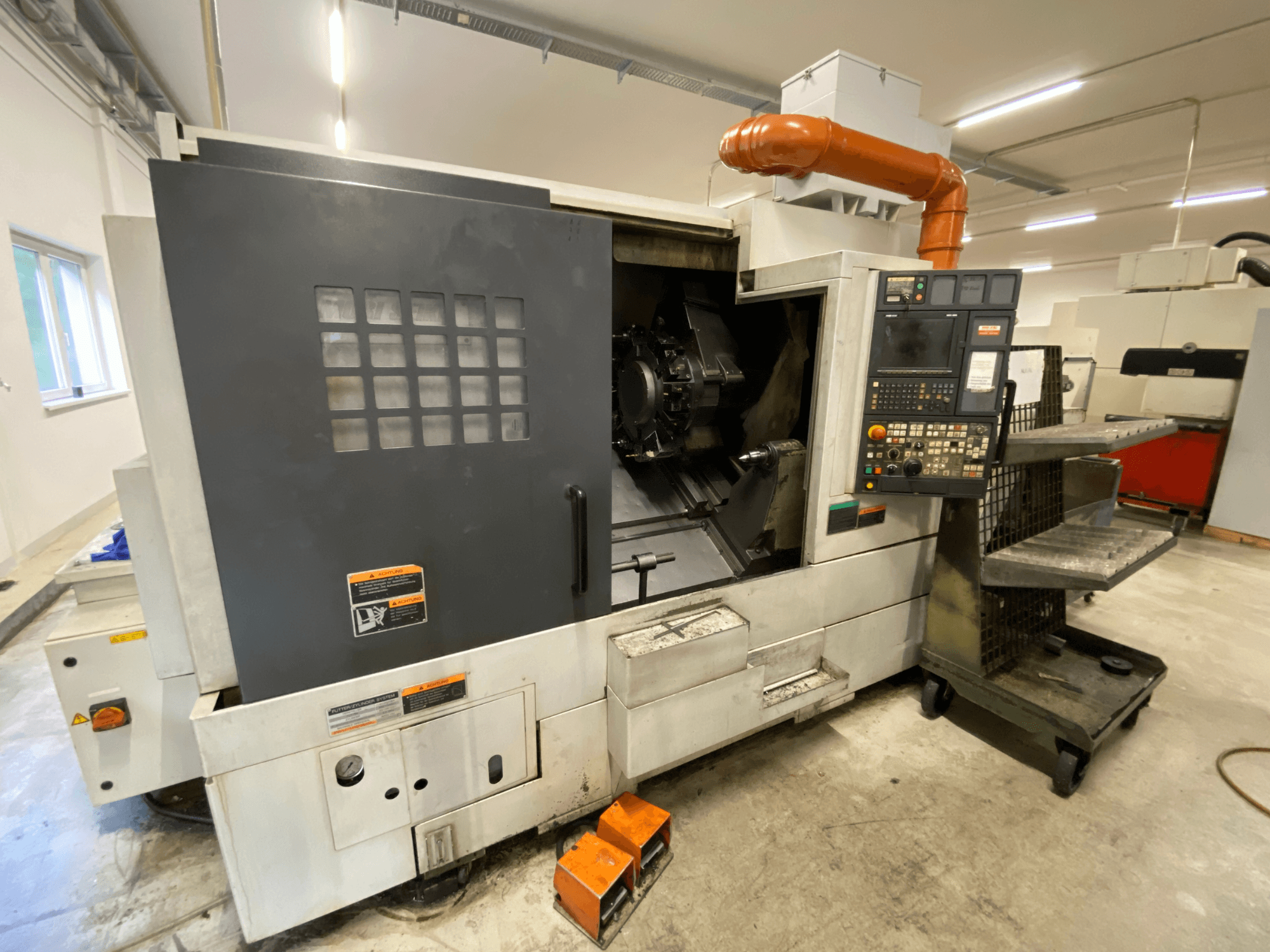 Centre de tournage-fraisage DMG Mori Seiki NL2500Y/700, vue de face montrant le panneau de commande et les détails du carter de la machine.