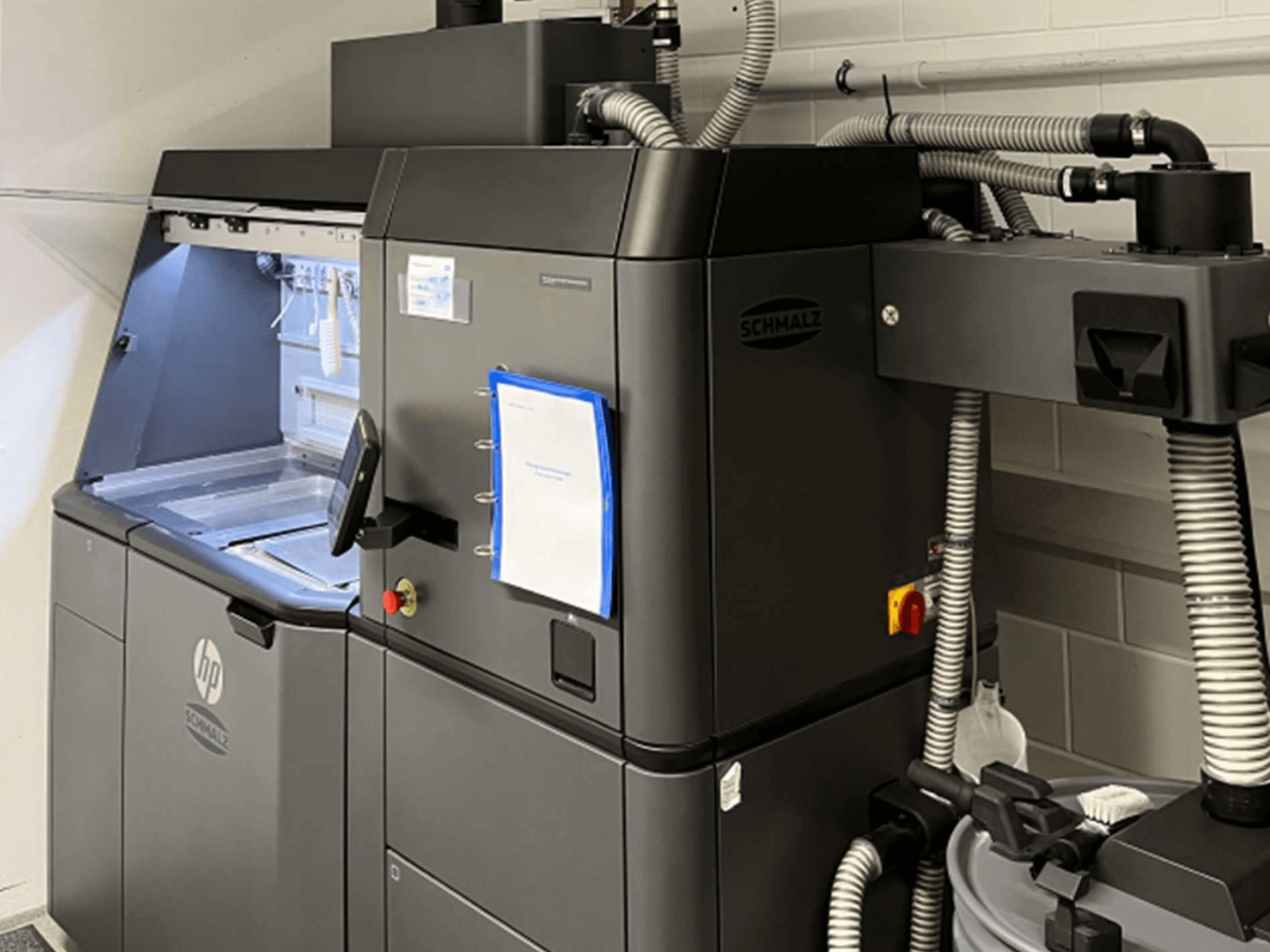 Imprimante 3D à plastique HP Jet Fusion 3D 4200, vue de profil, mettant en évidence le panneau de commande et les composants internes.