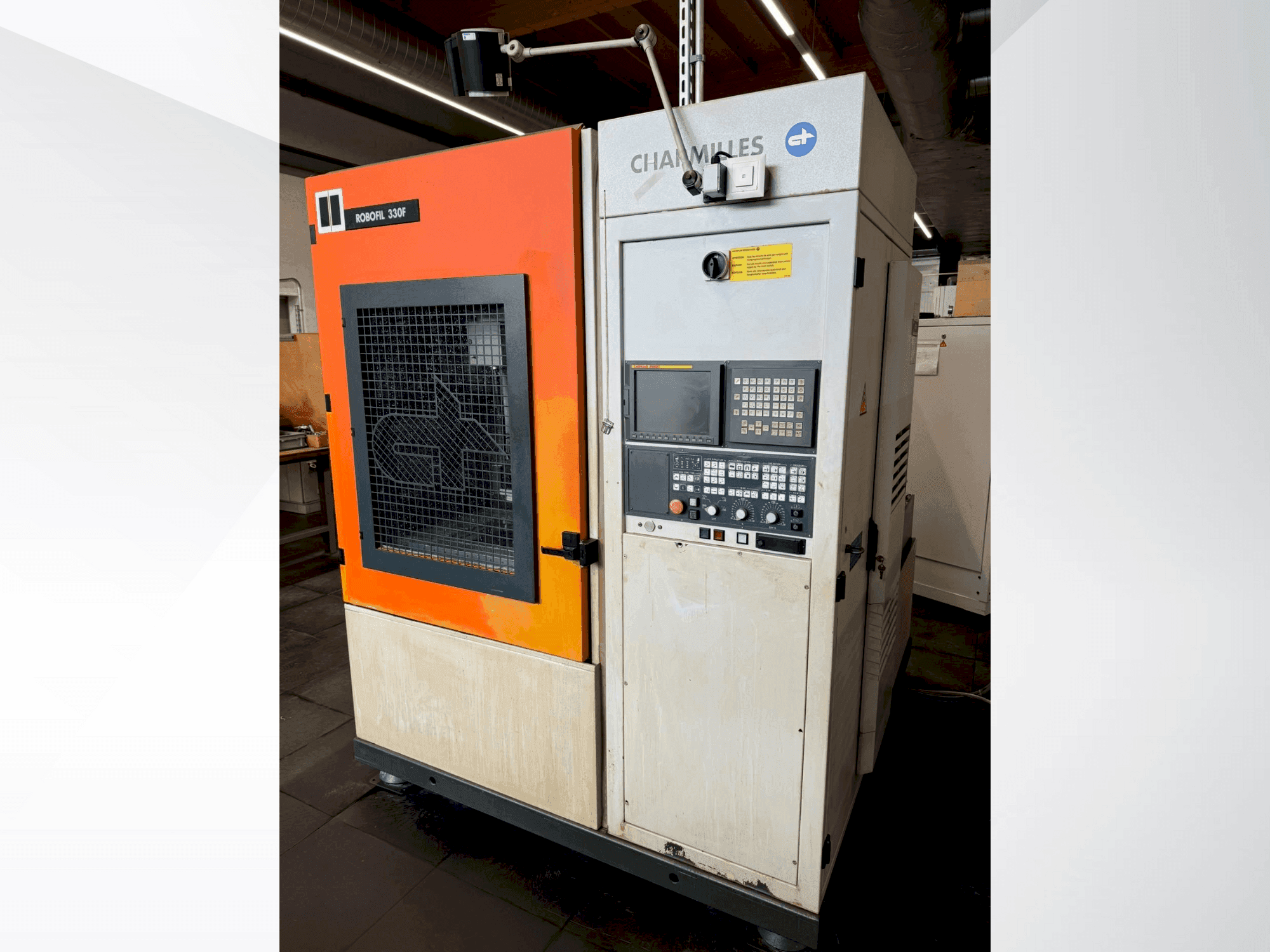 Vue de face de la machine CHARMILLES Robofil 330F
