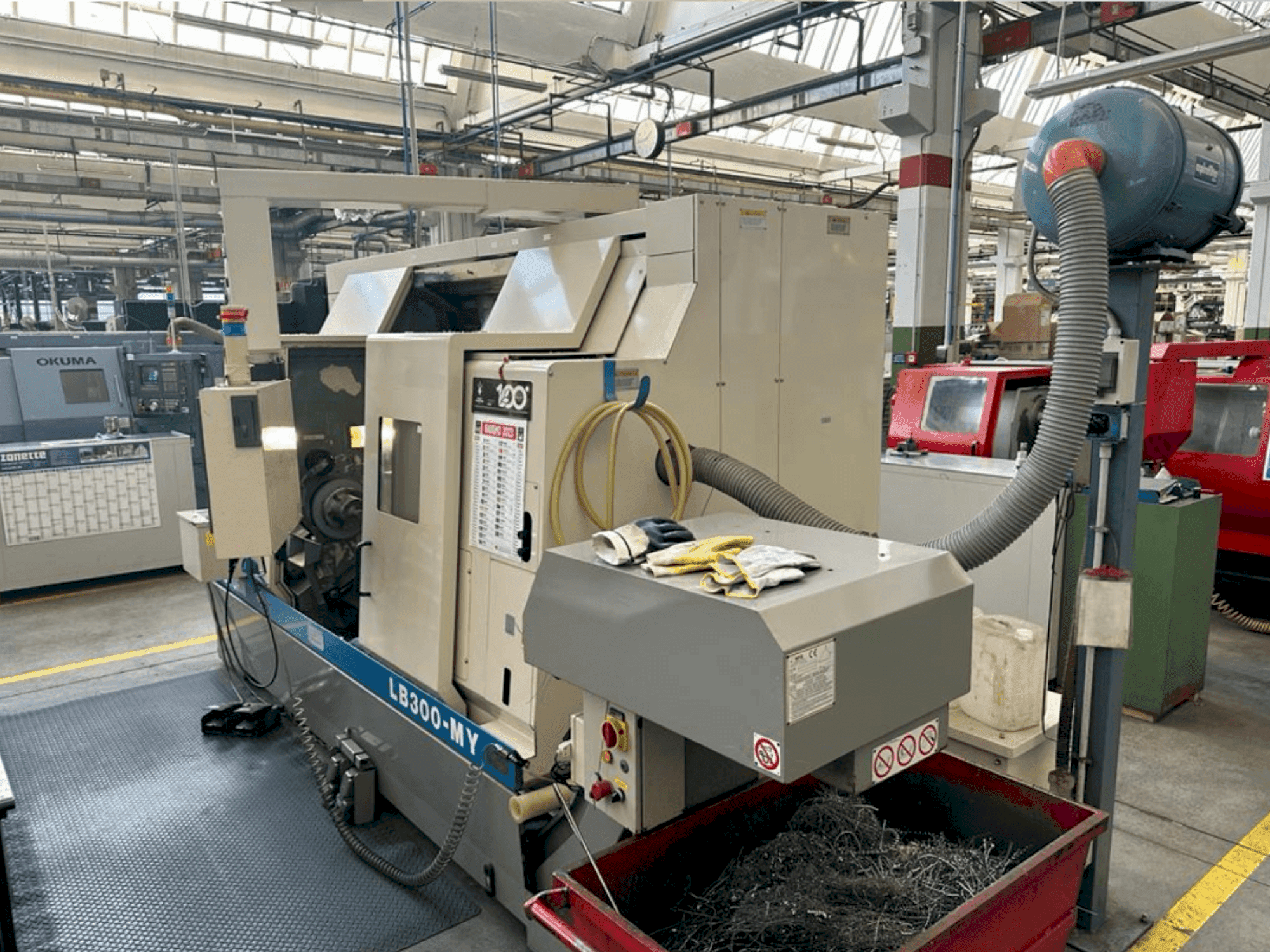 Vue de face de la machine Okuma LB 300 MY (2000)
