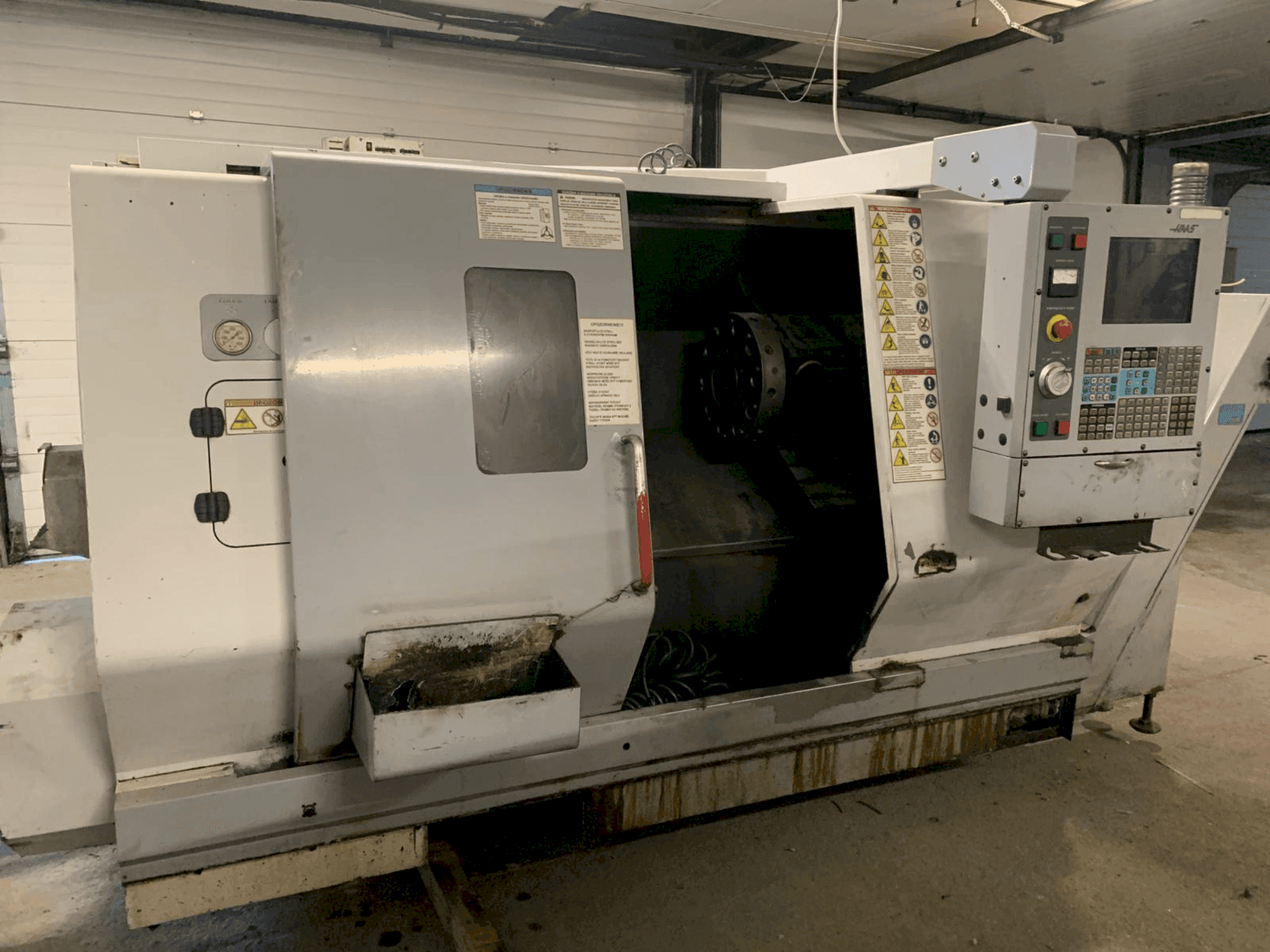 Vue de face de la machine HAAS SL-20HE