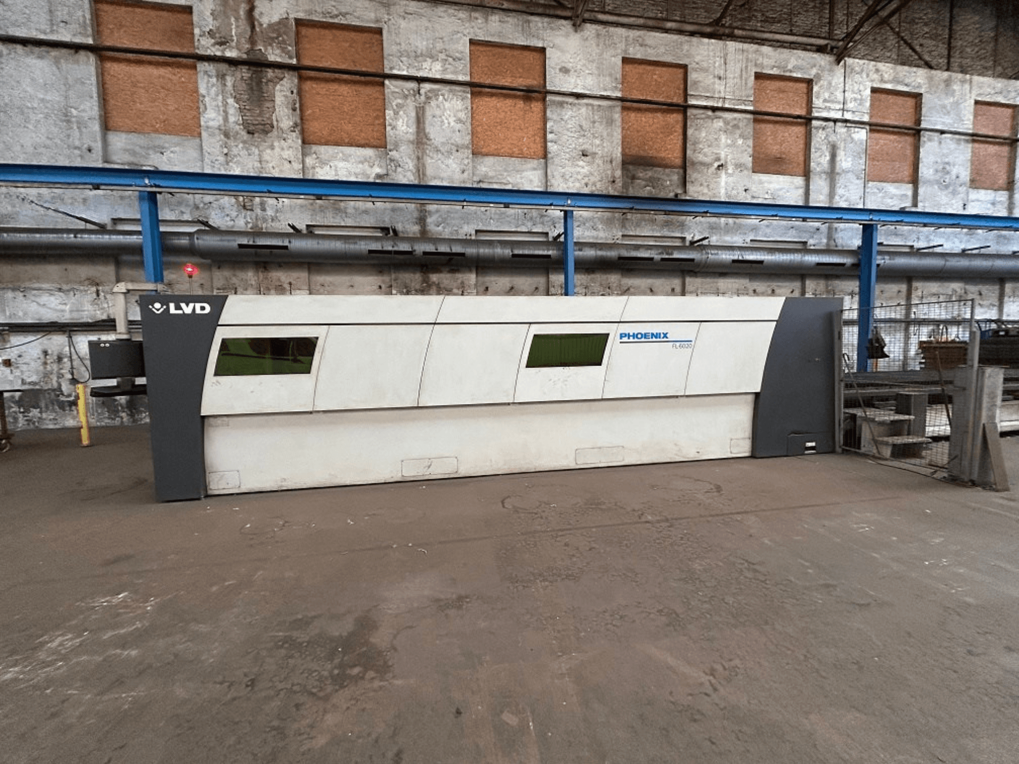 Machine de découpe laser à fibre LVD Phoenix dans un environnement industriel, vue de face montrant sa conception élégante et ses caractéristiques opérationnelles.