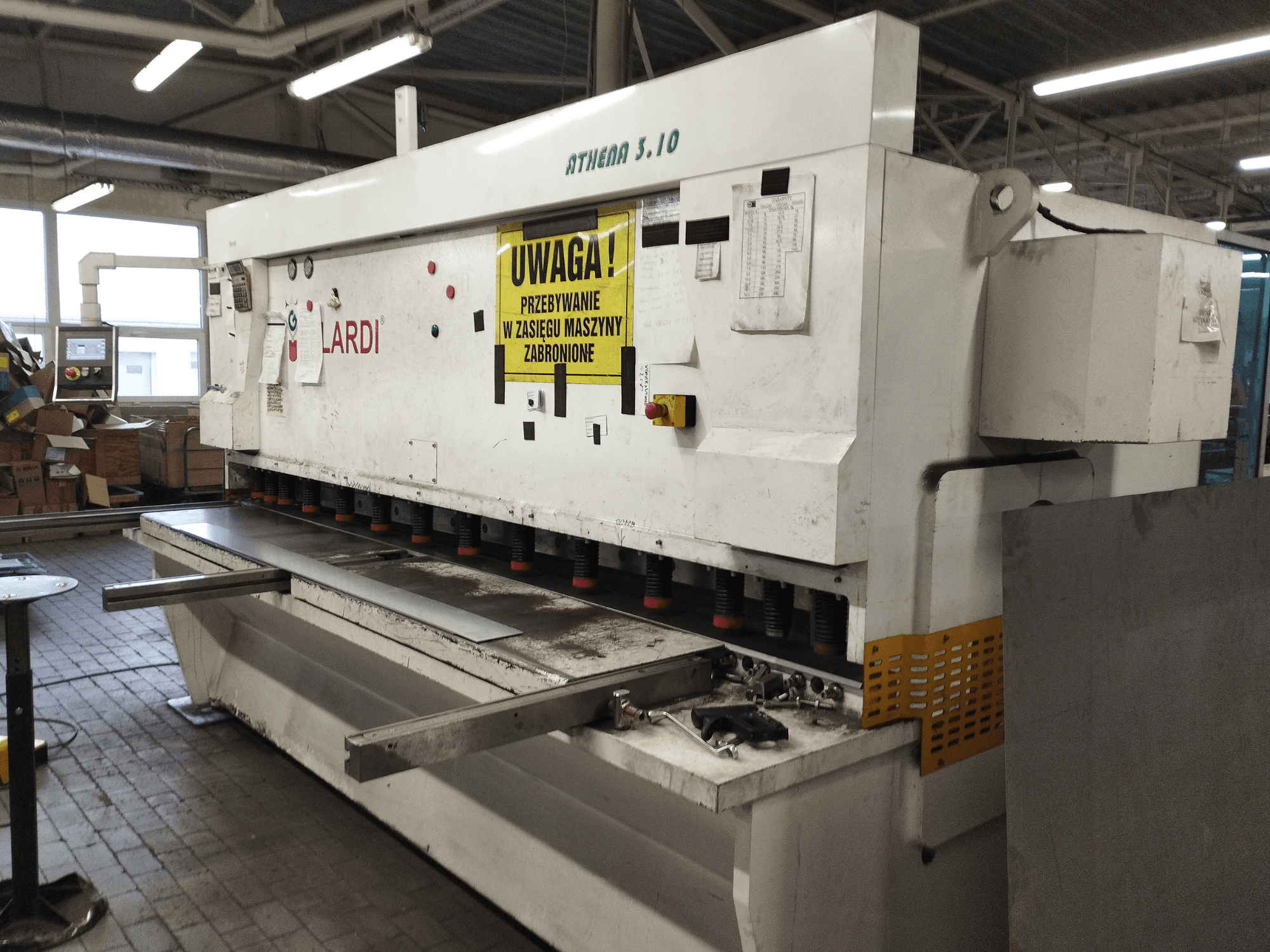 Cisaille CNC GILARDI ATHENA 3.10 dans un atelier, vue de face, montrant le panneau de commande et les lames de cisaillement.