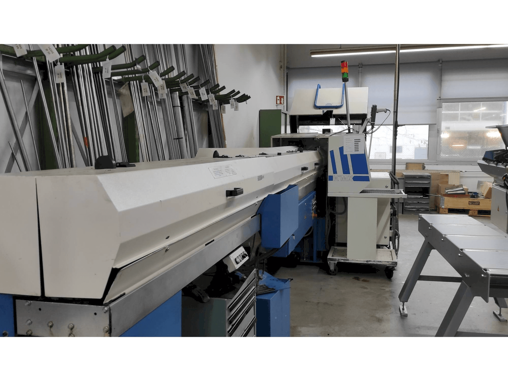 Vue gauche de la machine Manurhin KMX 226 with FMB bar loader