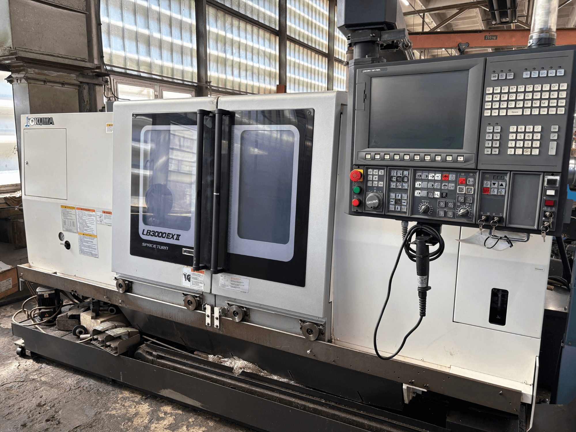 Tour horizontal Okuma LB3000EXII, vue de face montrant le panneau de commande et la porte de chargement.