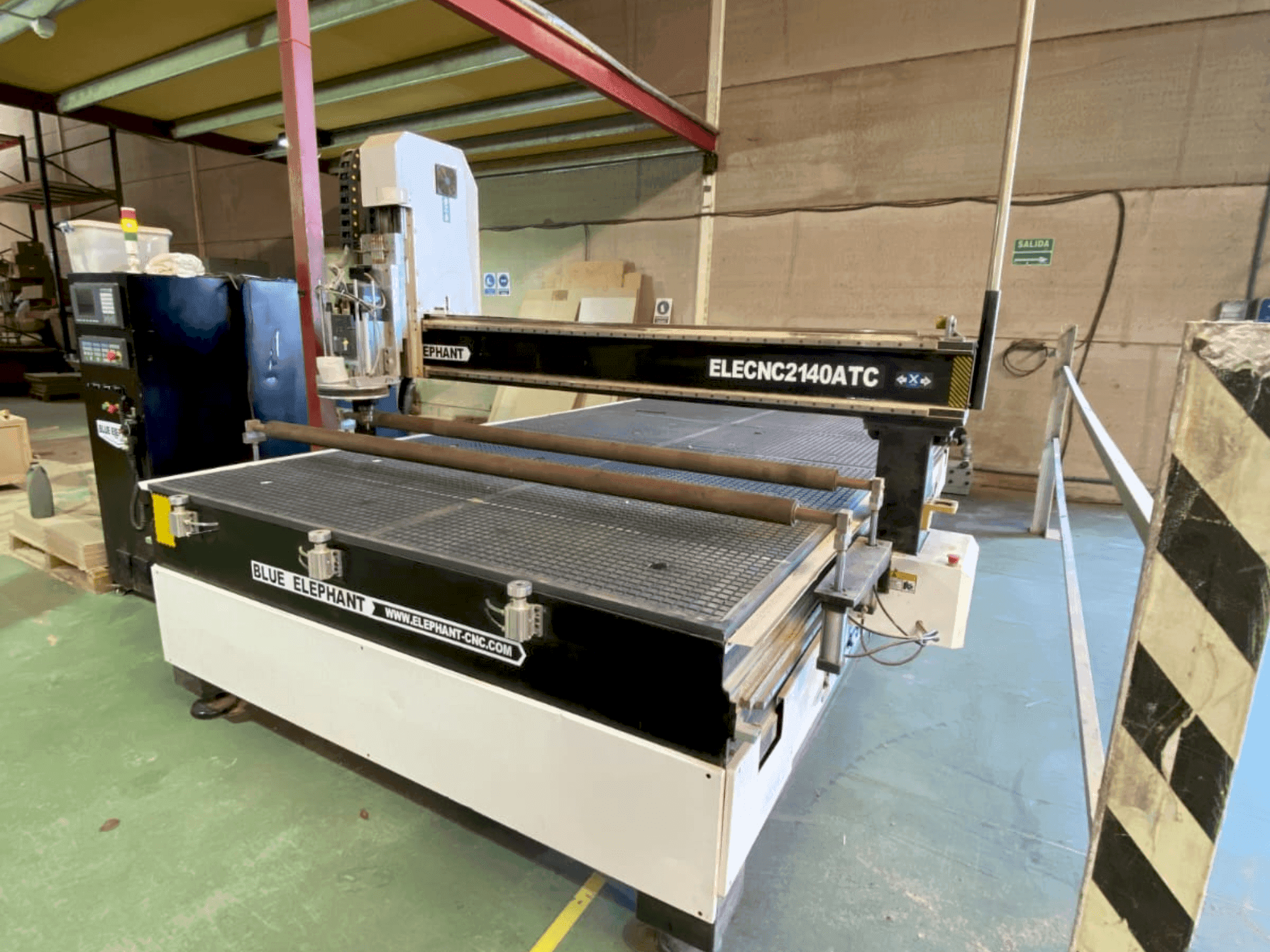 Vue de face de la machine BLUE ELEPHANT ELECNC 2200x3700