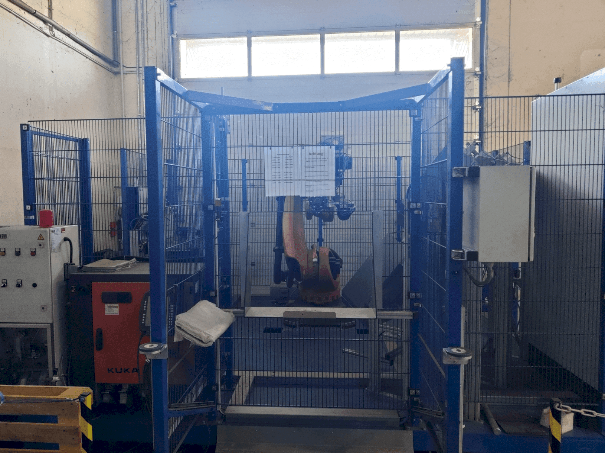 Vue de face de la machine KUKA KR 120 R 2500 pro