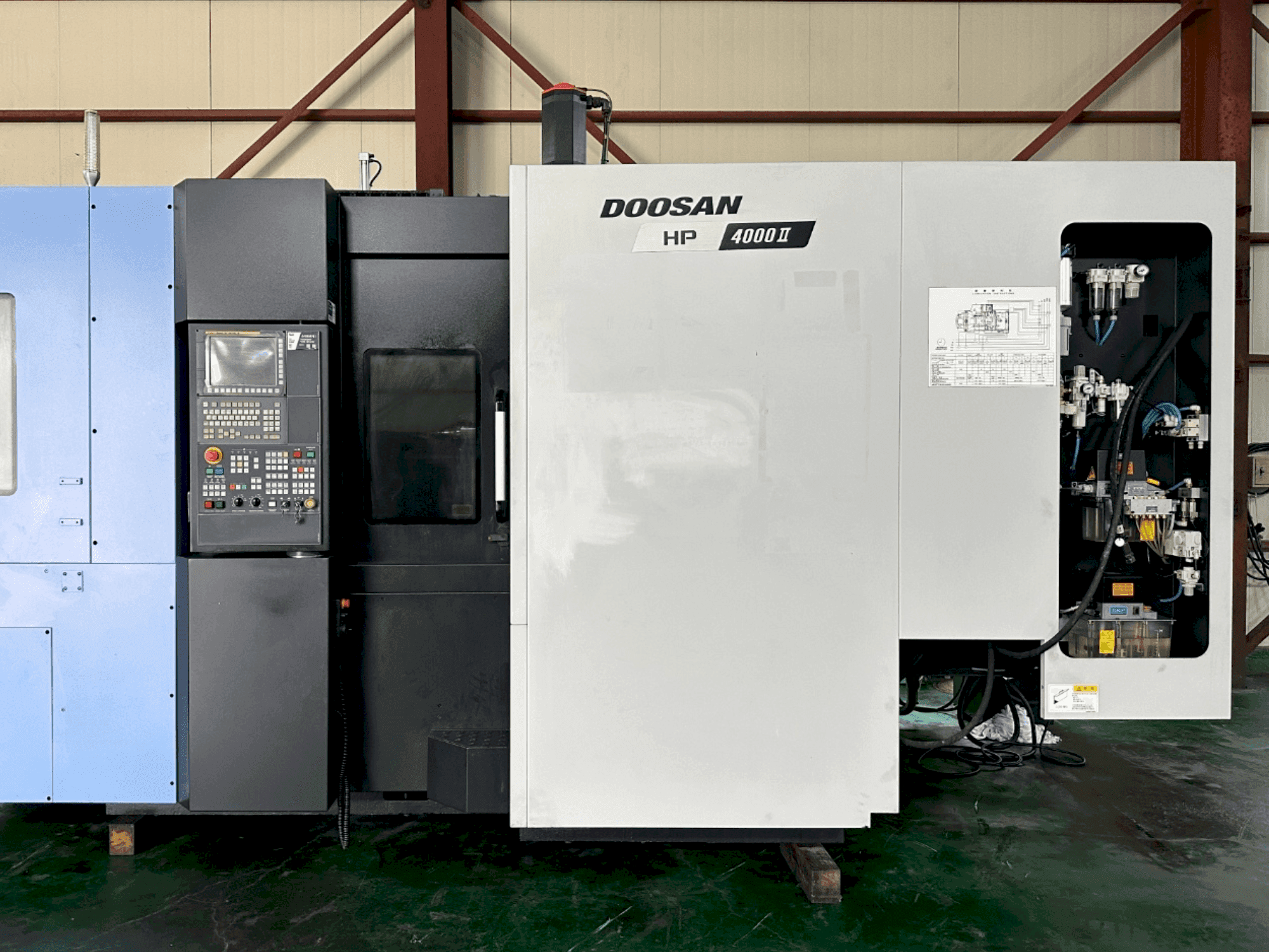 Vue de face de la machine DOOSAN HP 4000 II