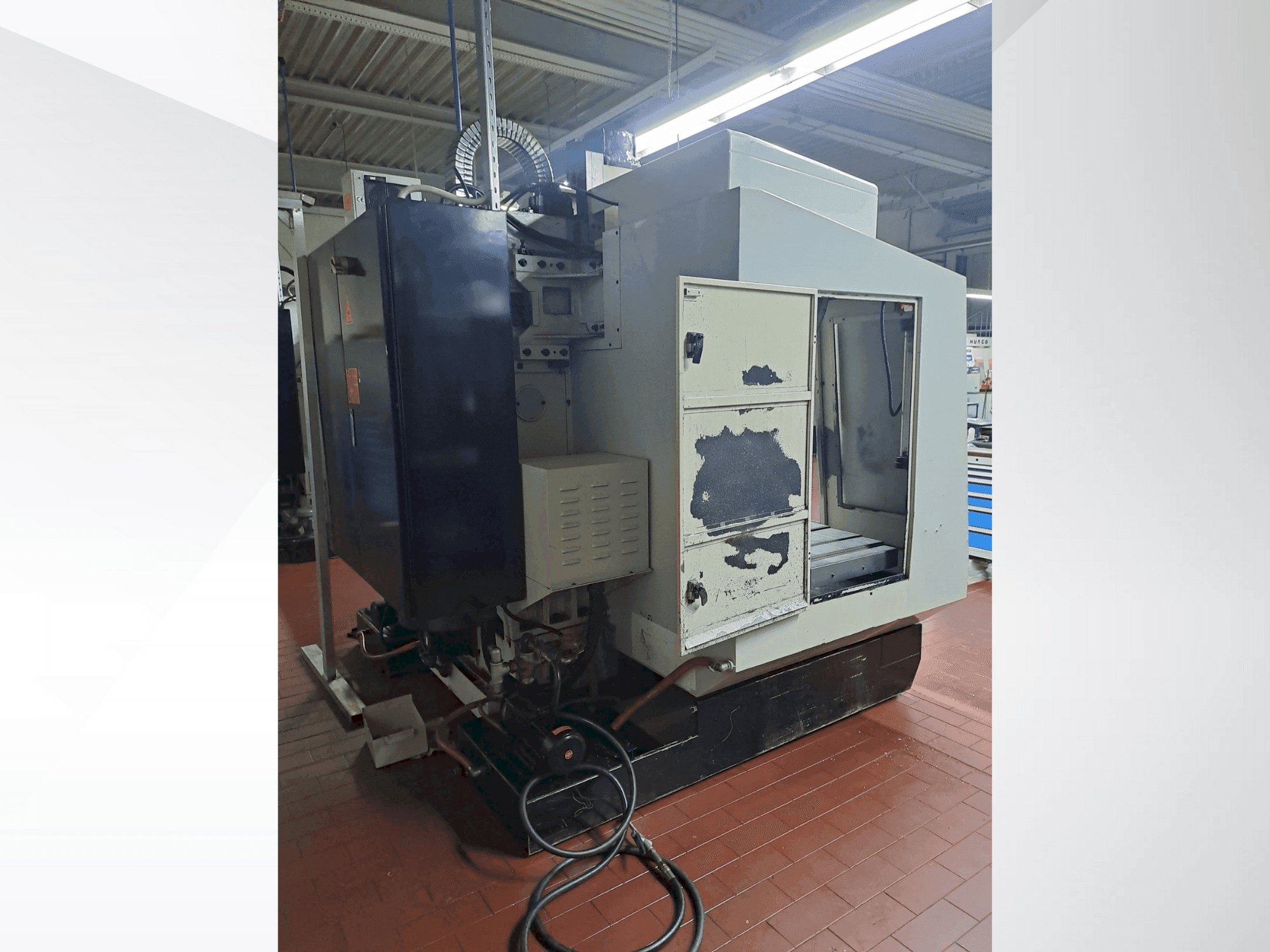 Vue de face de la machine Hurco VMX40