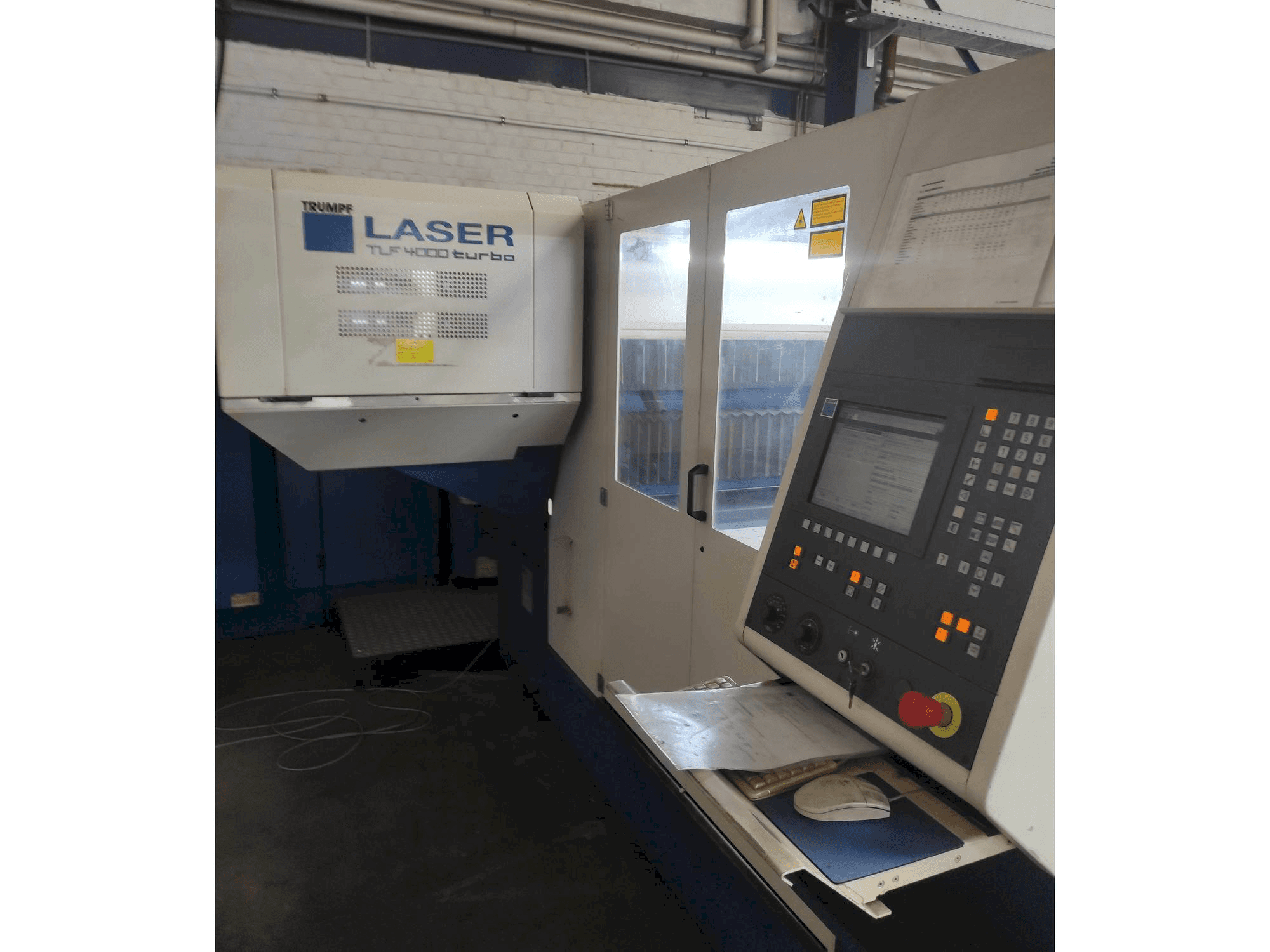 Vue de face de la machine Trumpf TRUMATIC L 3030
