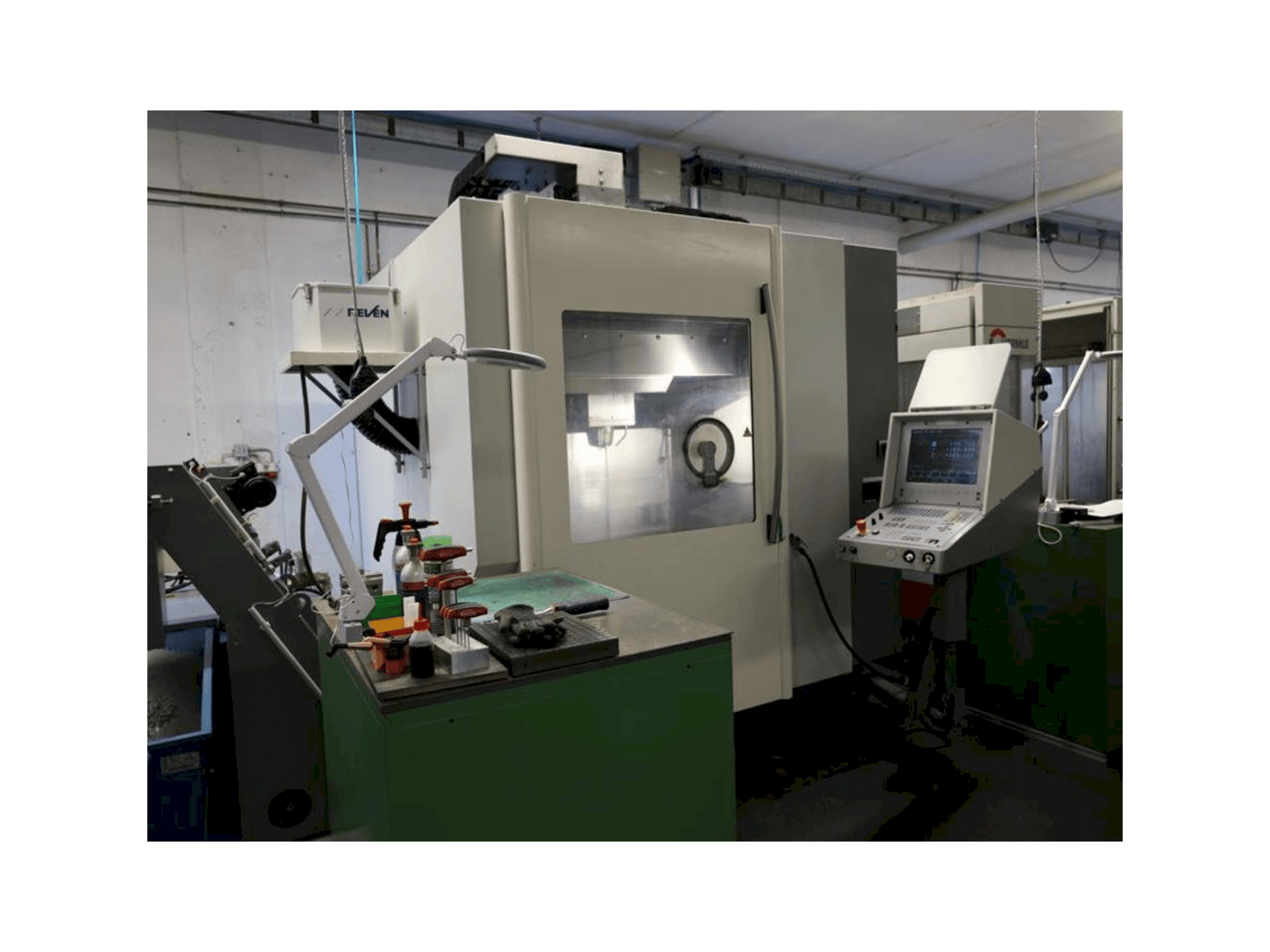 Vue de face de la machine DMG DMC65V