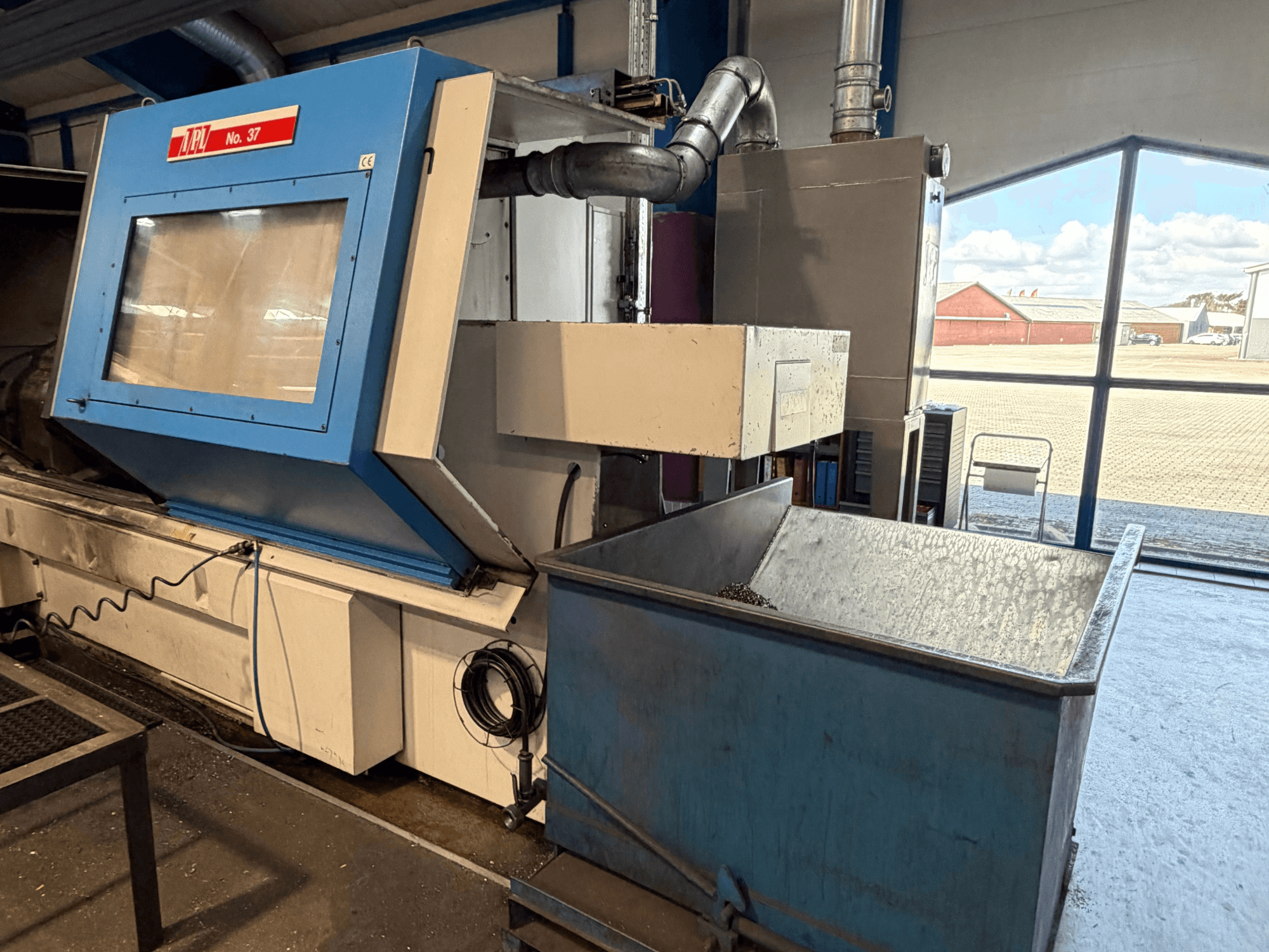 Tour horizontal BOEHRINGER VDF 315 CM, vue de face présentant le panneau bleu et la poubelle.