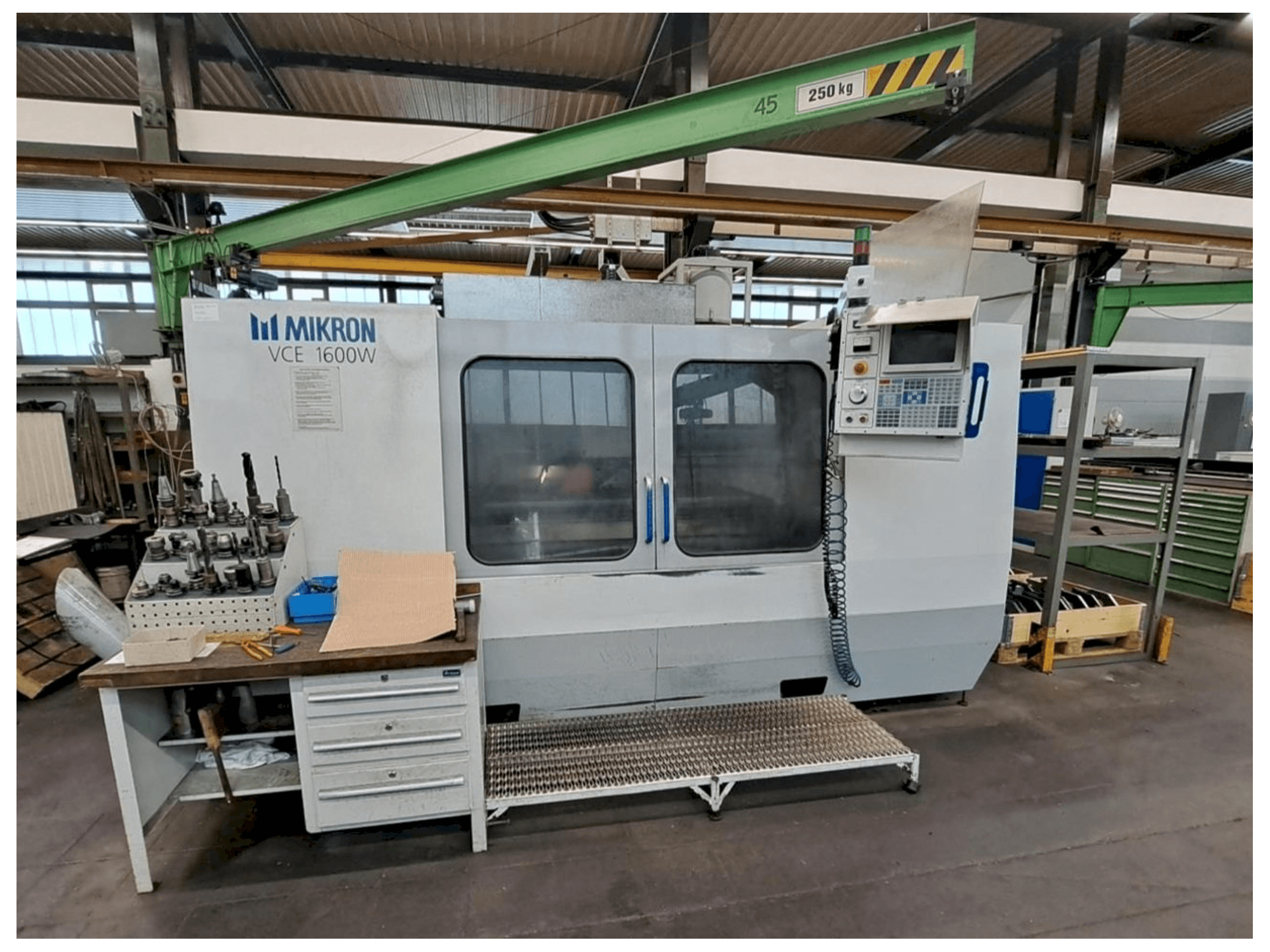 Vue de face de la machine HAAS MIKRON VCE 1600W