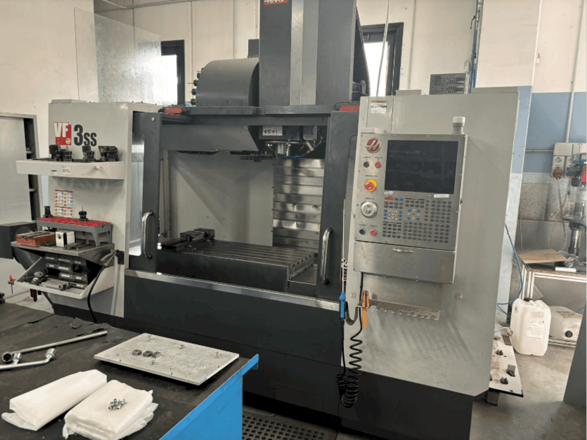 Vue de face de la machine HAAS VF3SS