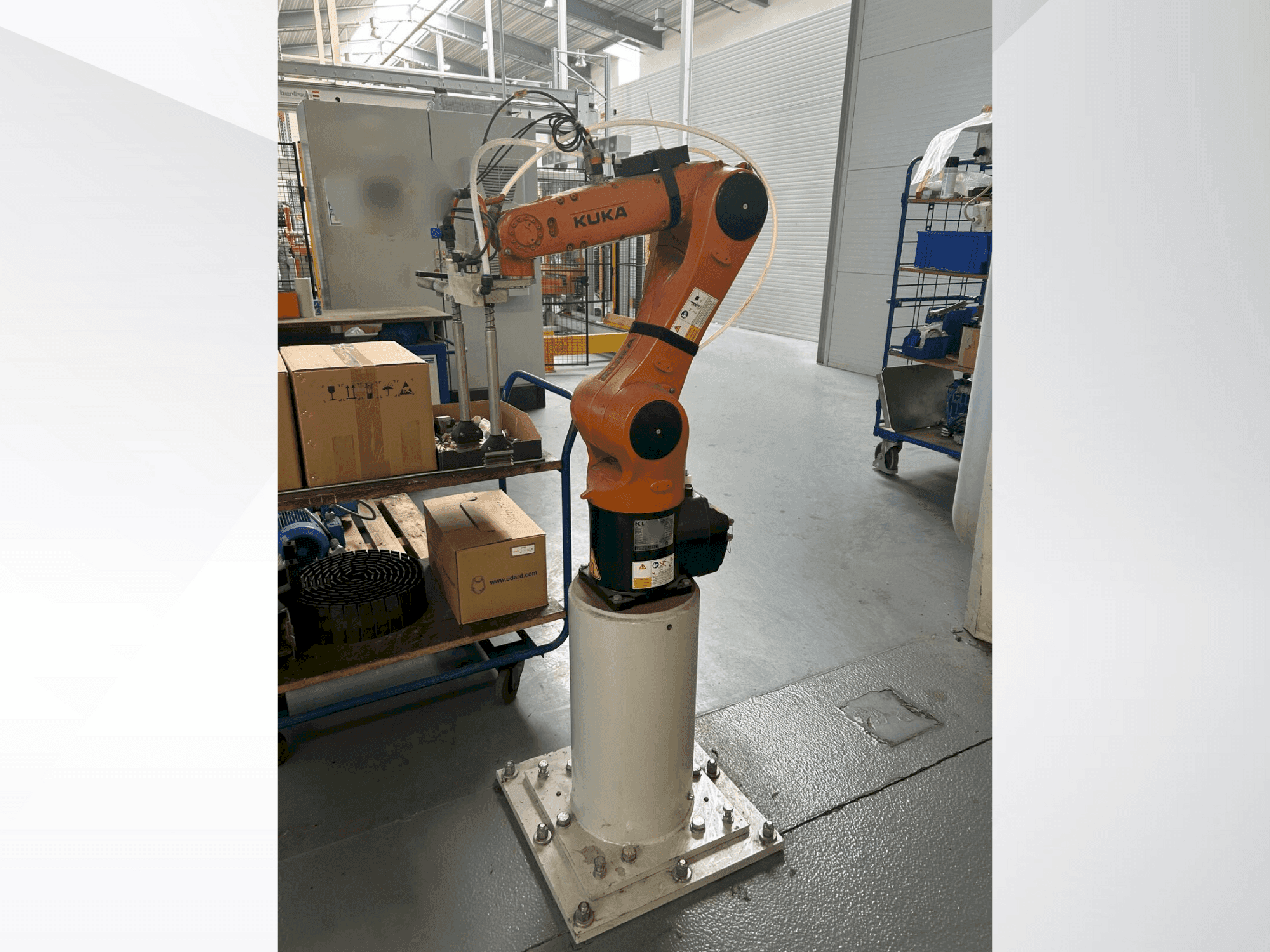 Vue de face de la machine KUKA KR 6 R900 fivve