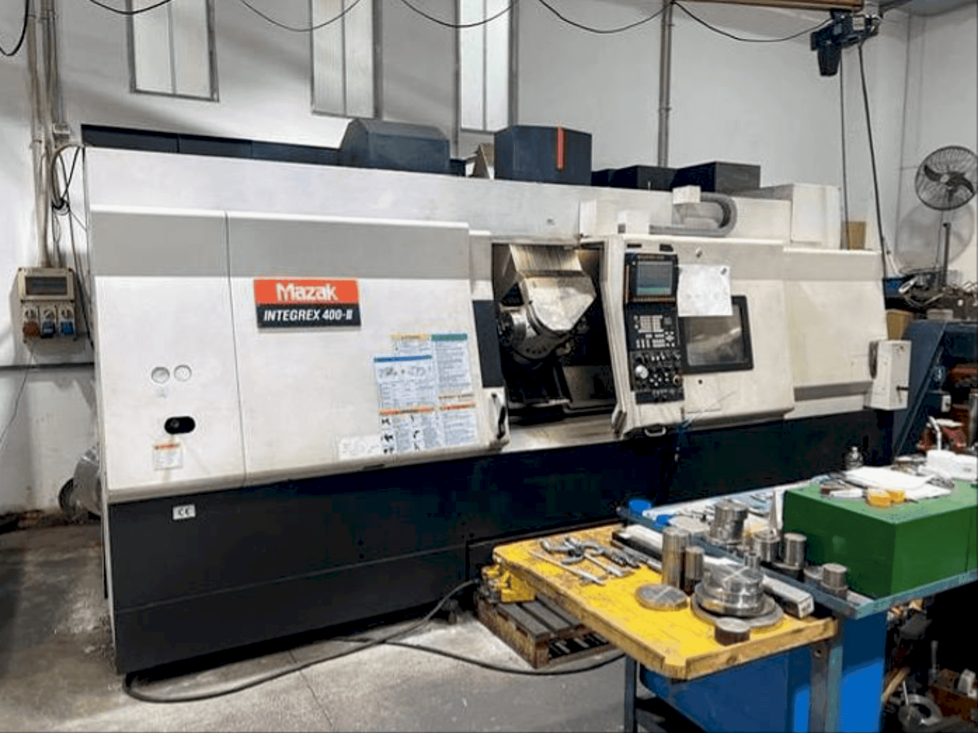 Vue de face de la machine Mazak INTEGREX 400 III FUSION