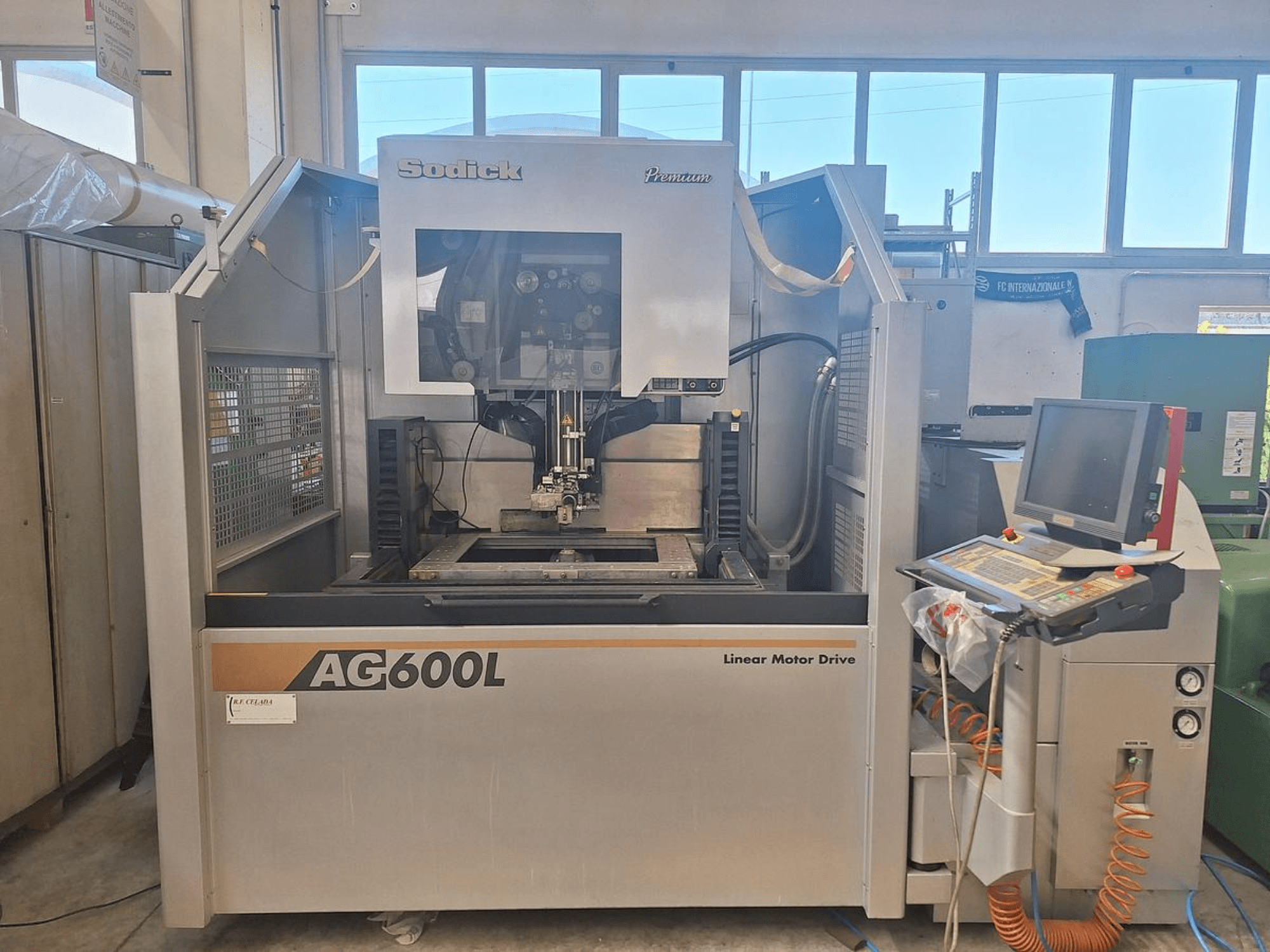Machine d'électroérosion à fil Sodick AG 600 L vue de face, équipée d'un panneau de commande et d'un entraînement à moteur linéaire.