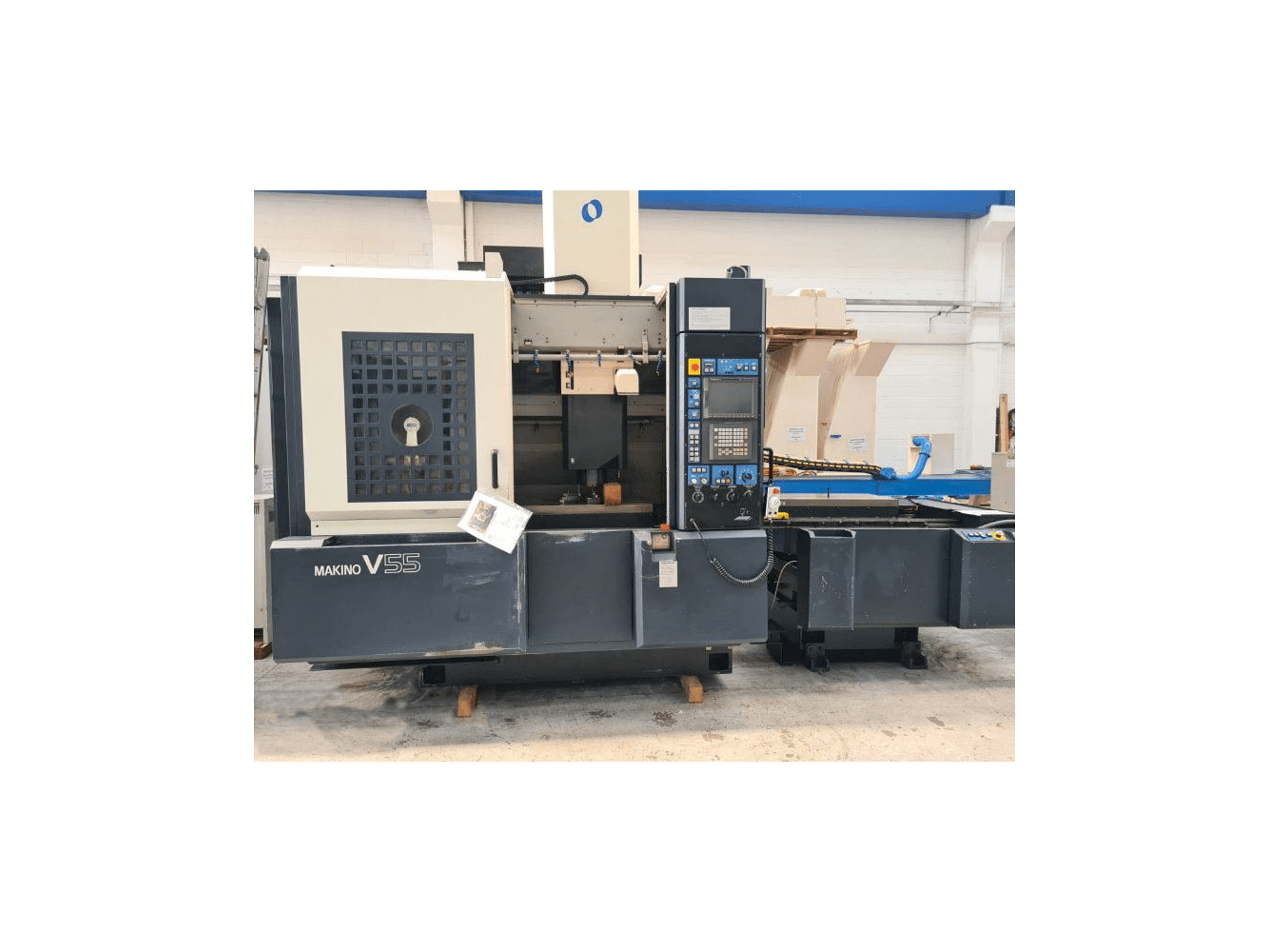 Vue de face de la machine Makino V55