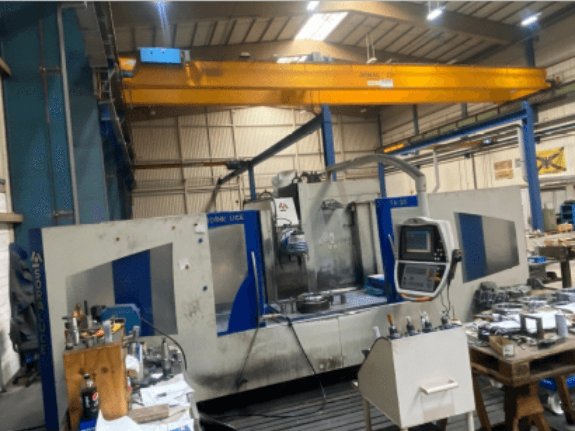 Fraiseuse à banc Soraluce TA-A20, vue de face, montrant le panneau de commande et la zone de travail avec les outils et les matériaux.