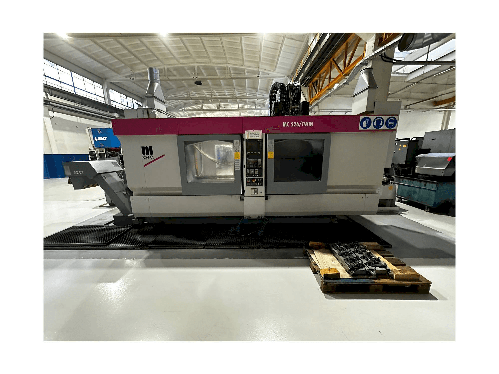 Vue de face de la machine STAMA MC 526 / TWIN