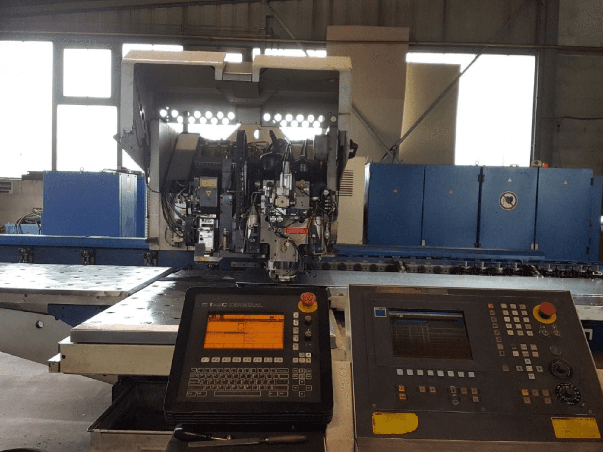 TRUMPF Trumatic 600L Punch-Laser Combo, vue de face, présentant le panneau de commande et les détails de la machine dans un atelier.