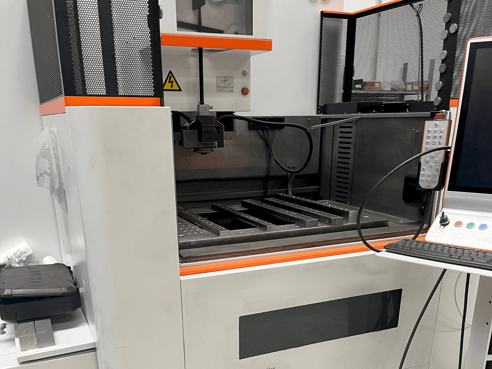 Vue de face de la machine AgieCharmilles CUT E 600