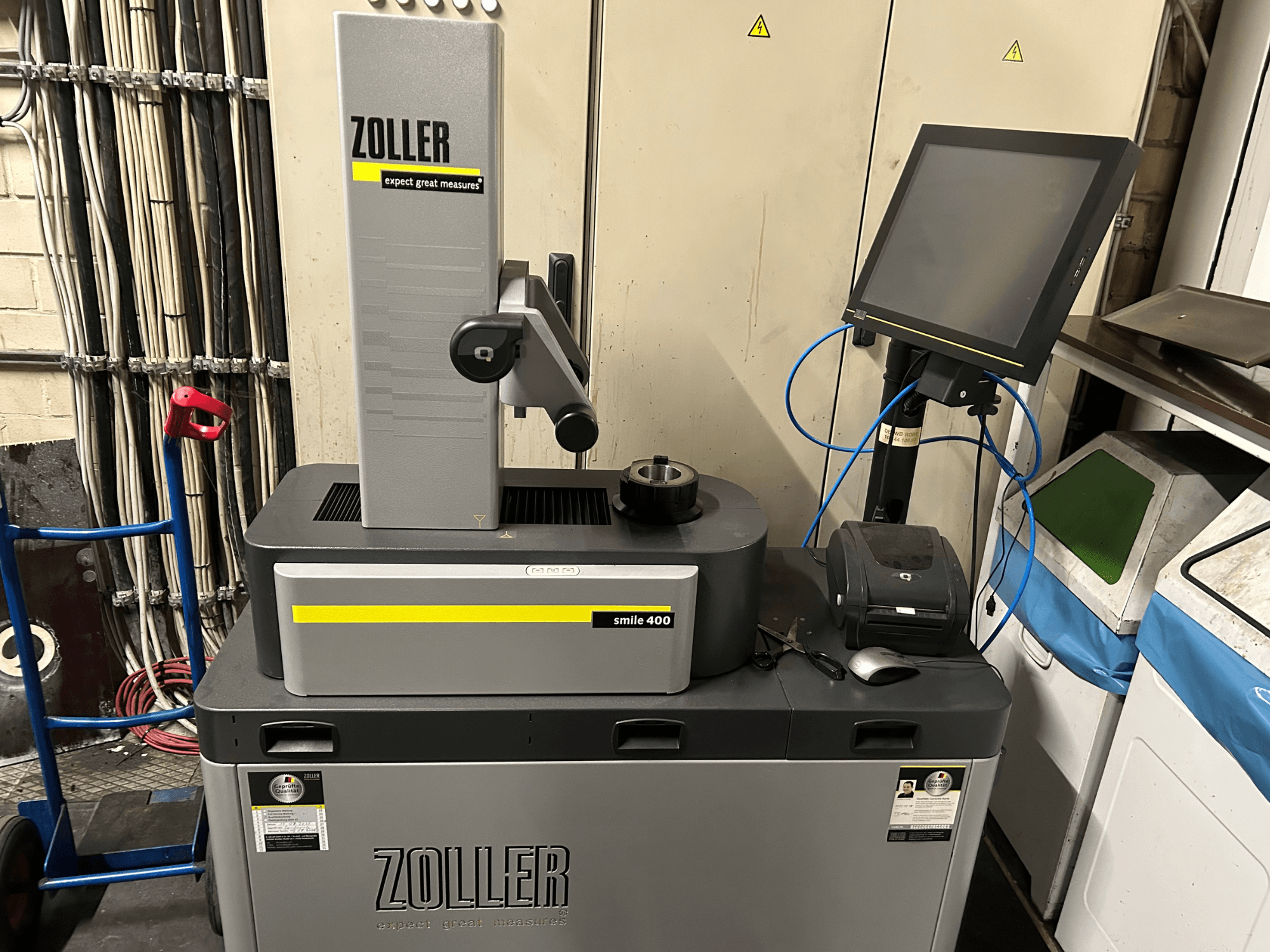 Machine à mesurer ZOLLER smile 400 grise, vue de face, avec écran tactile, porte-outil et imprimante sur un plan de travail.