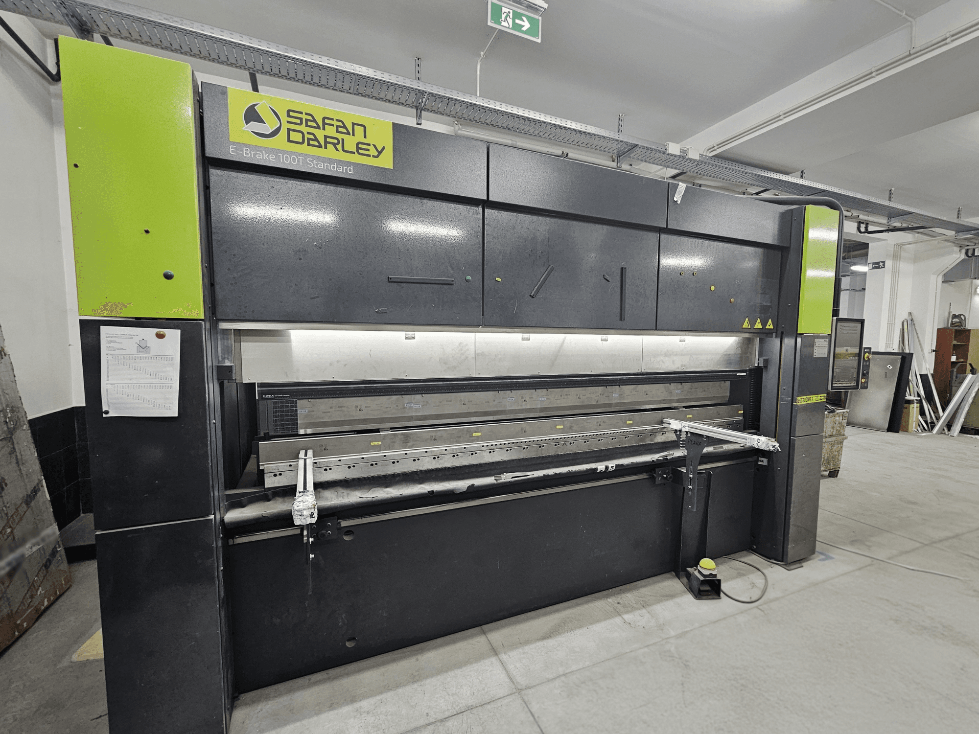 SafanDarley E-Brake 100T Standard, vue de face ; machine à cintrer hydraulique avec panneau de commande, pédale et dispositifs de sécurité.