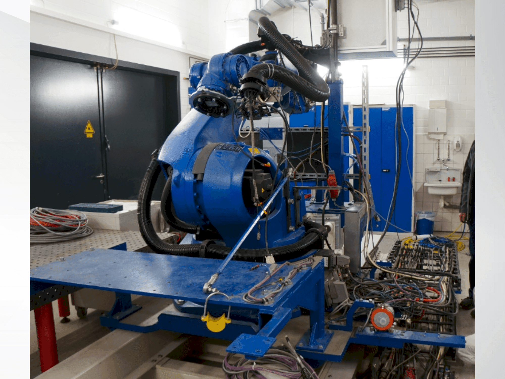 Vue latérale de la machine KUKA KR 100-2 HA 2000