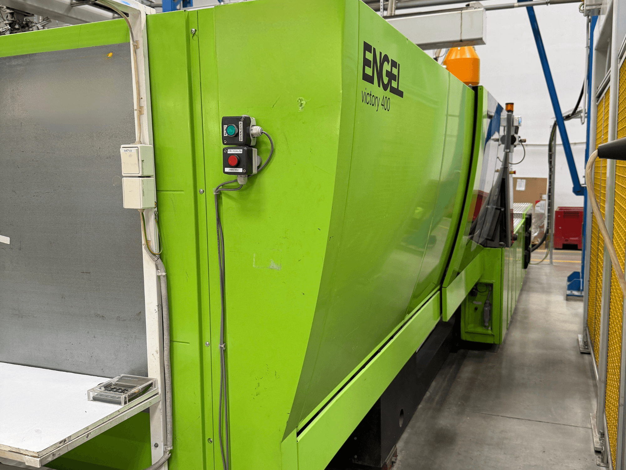 Presse à injection hydraulique Engel Victory 400, vue de profil, avec panneau de commande et carrosserie verte.