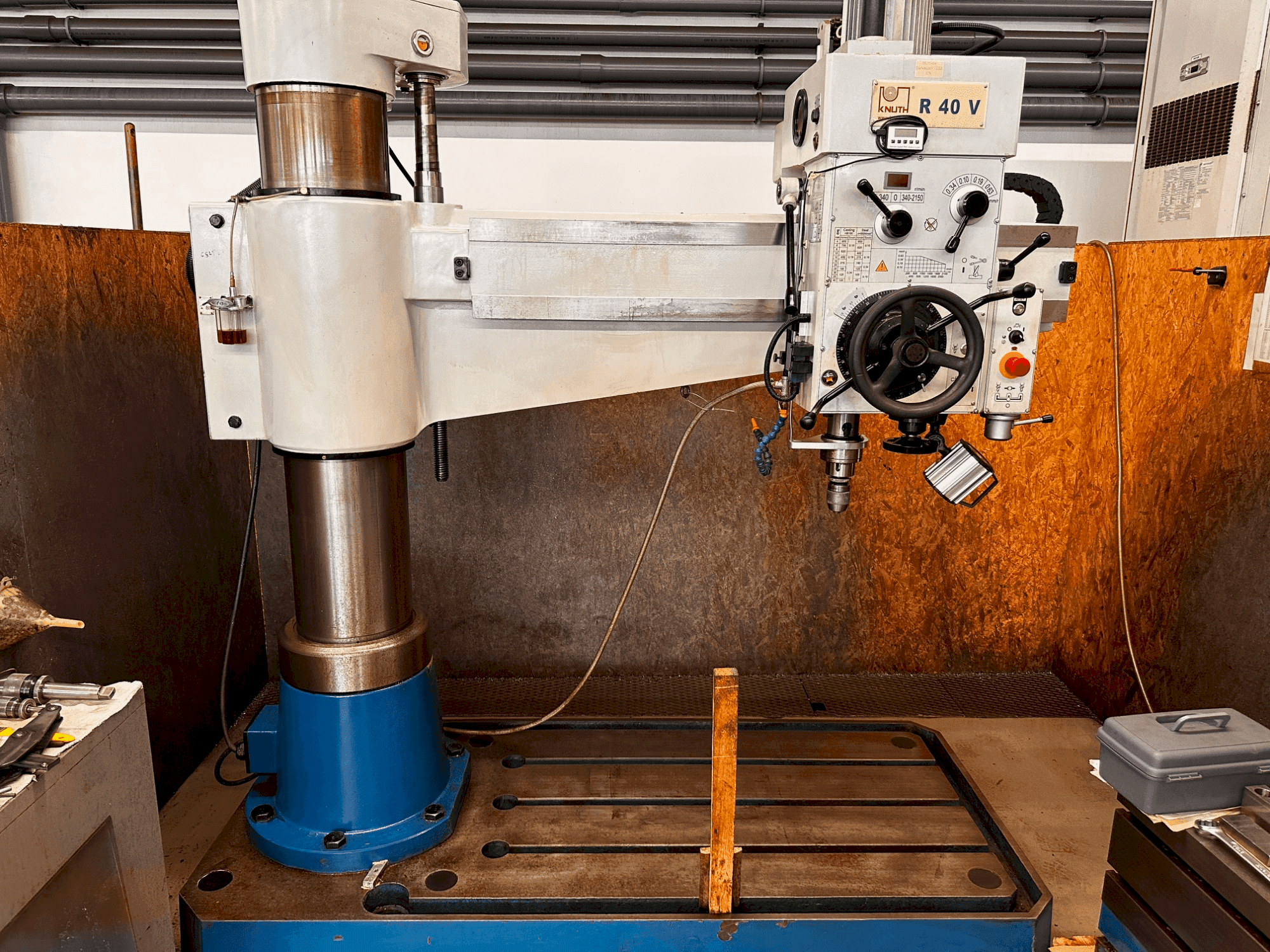 Vue de face de la machine KNUTH R40V