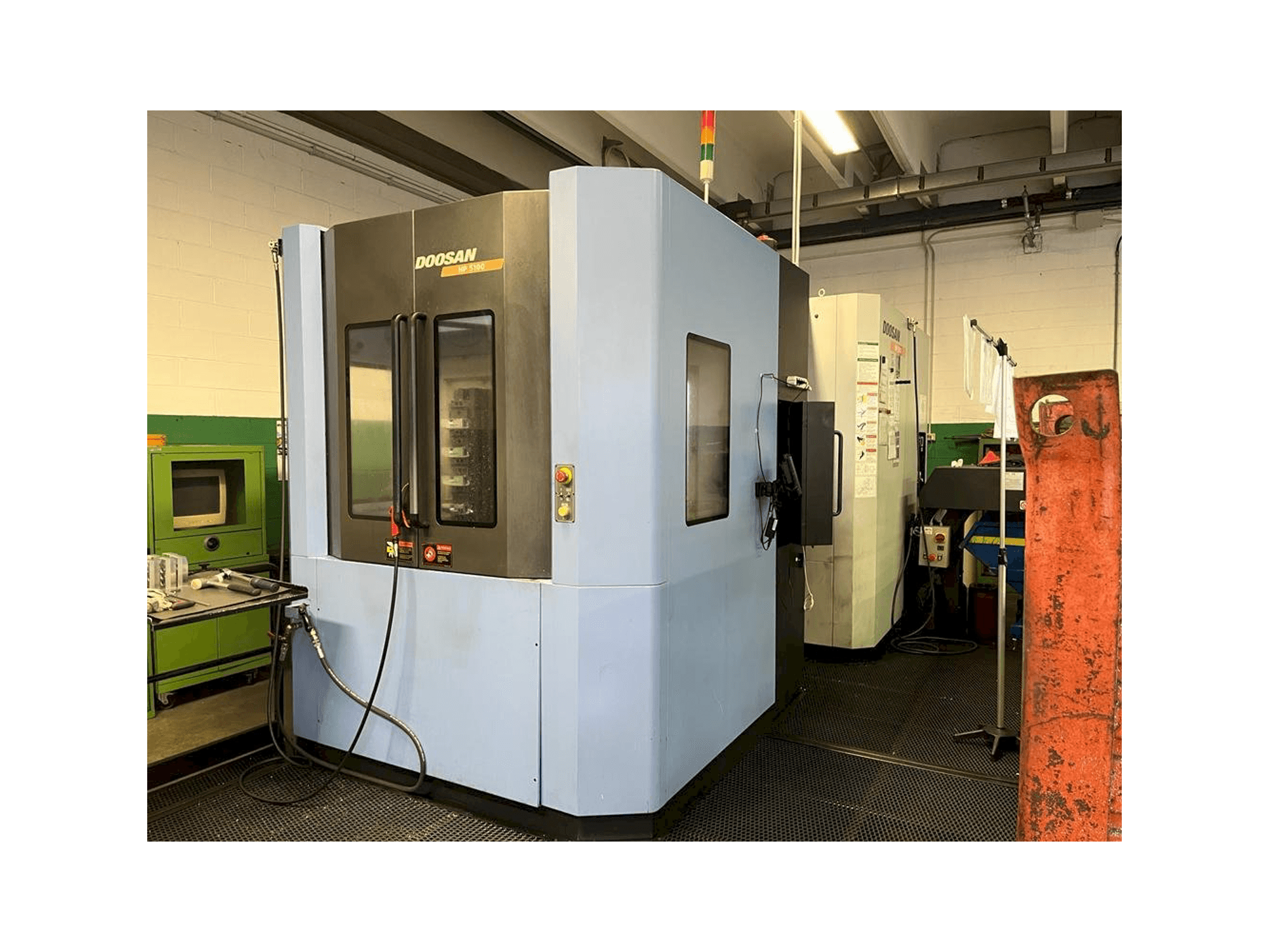 Vue latérale gauche de la machine Doosan HP5100