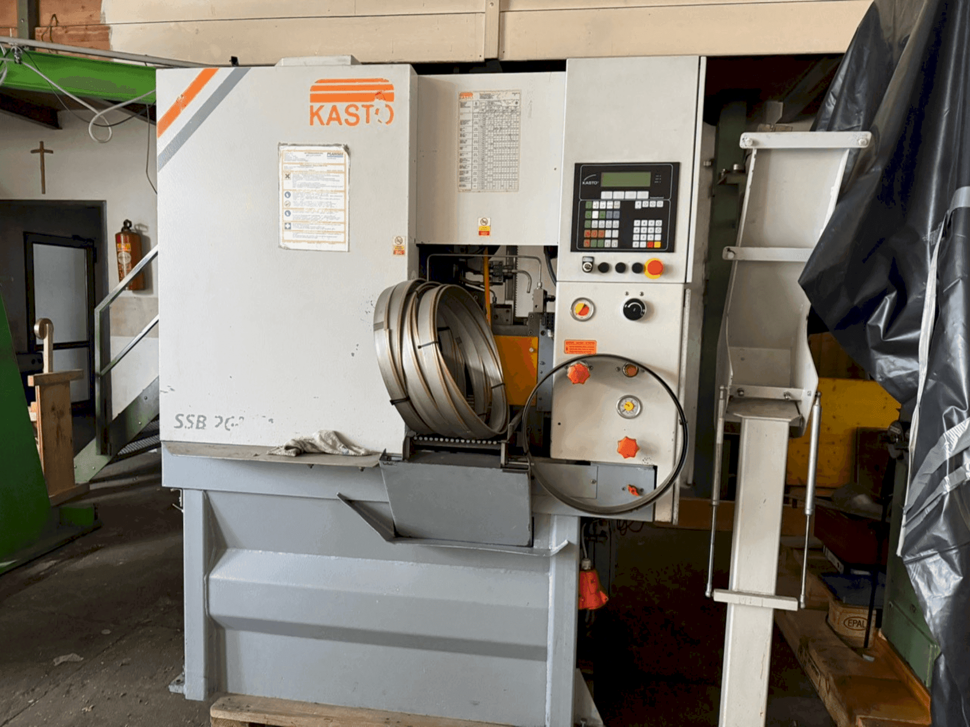 Vue de face de la machine KASTO SSB 260 VA-CC-CNC