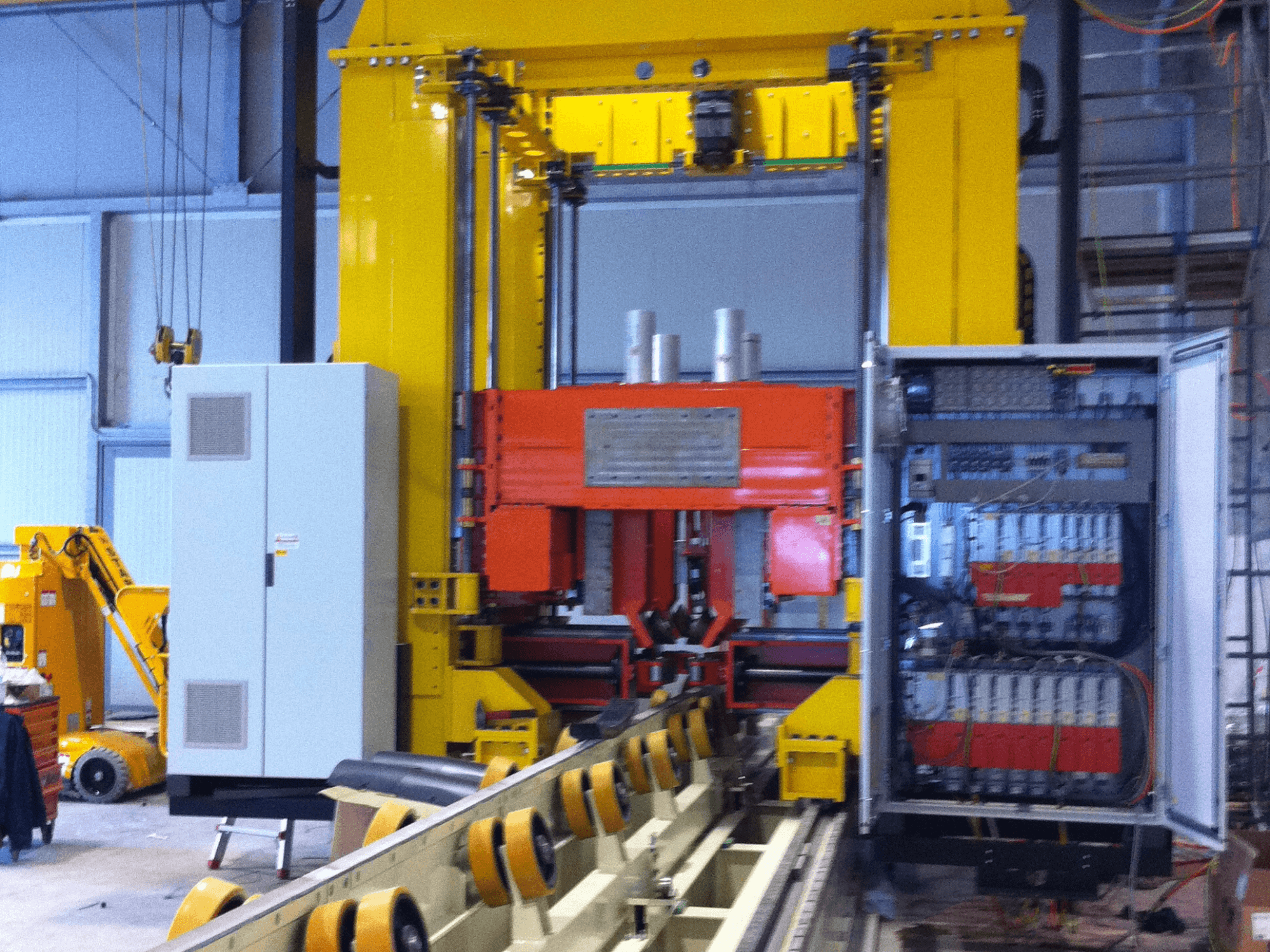 Machine RONDA IMPIANTO pour le pliage et le soudage au laser, vue de face montrant le panneau de commande et les composants de soudage, dans un environnement industriel.