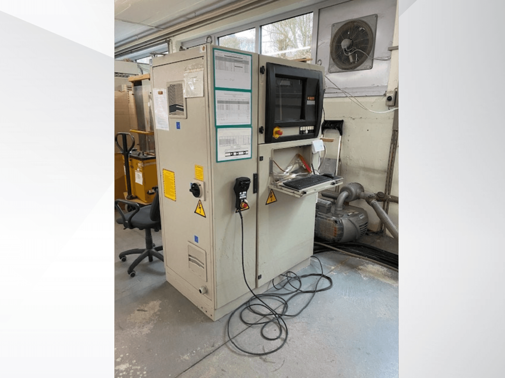 Centre d'usinage du bois SCM Record 240 CNC en vue latérale, comprenant un panneau de commande, des étiquettes de sécurité et relié à un moteur.