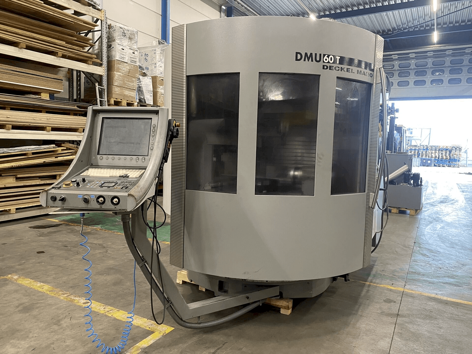 Vue de face de la machine DECKEL MAHO DMU60T