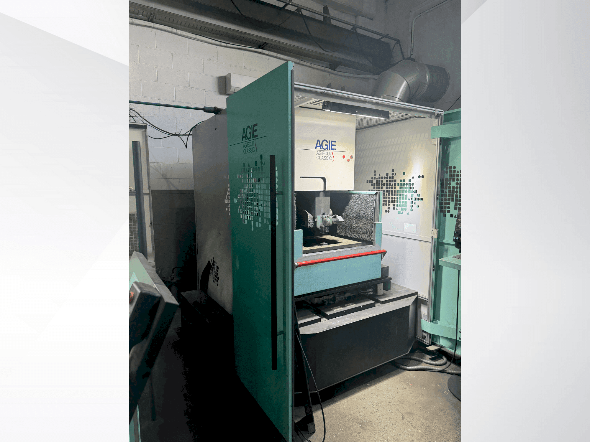 Vue de face de la machine AGIE Agiecut Classic S