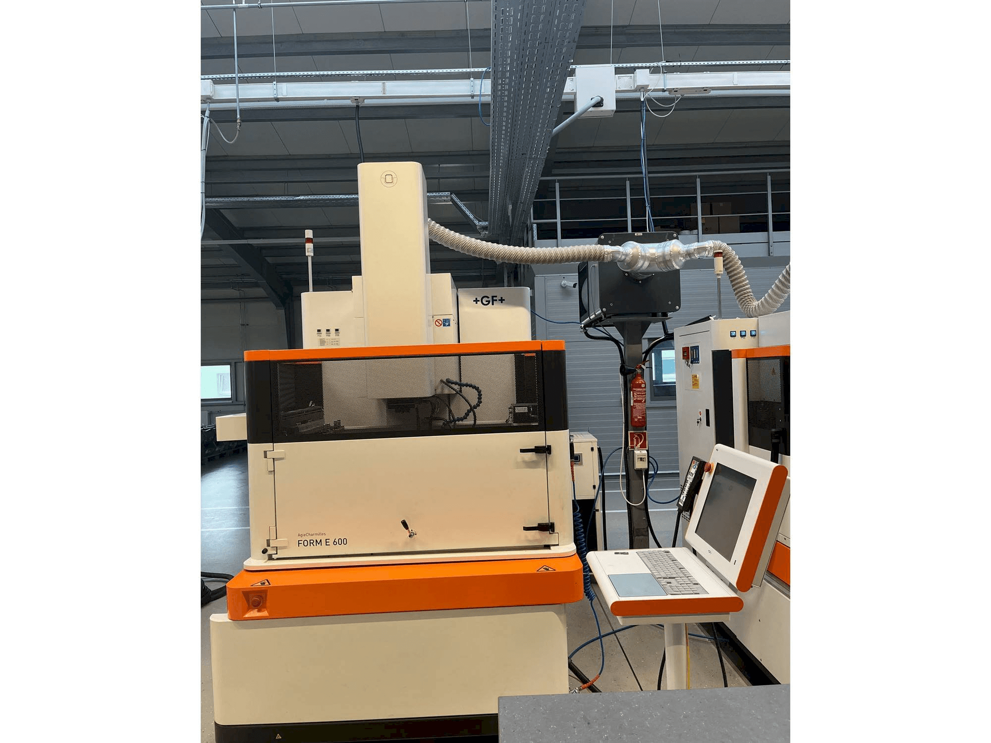 Vue de face de la machine +GF+ Form E600