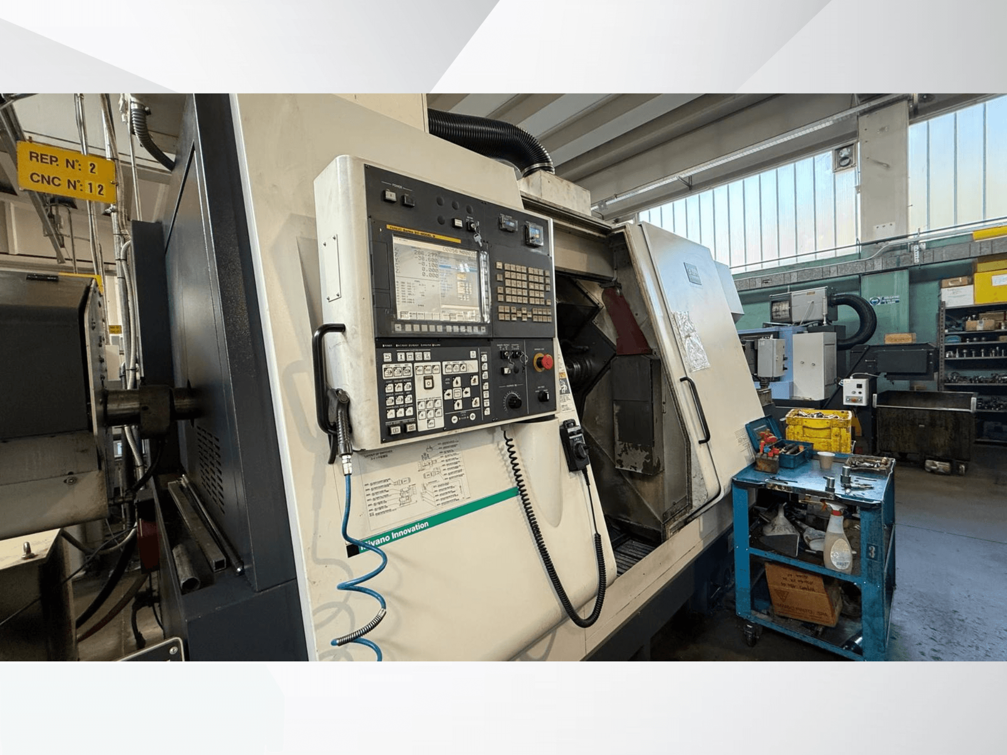 Tour horizontal Miyano ABX64 YY2, vue de face, avec panneau de commande, outils et équipements dans un atelier.