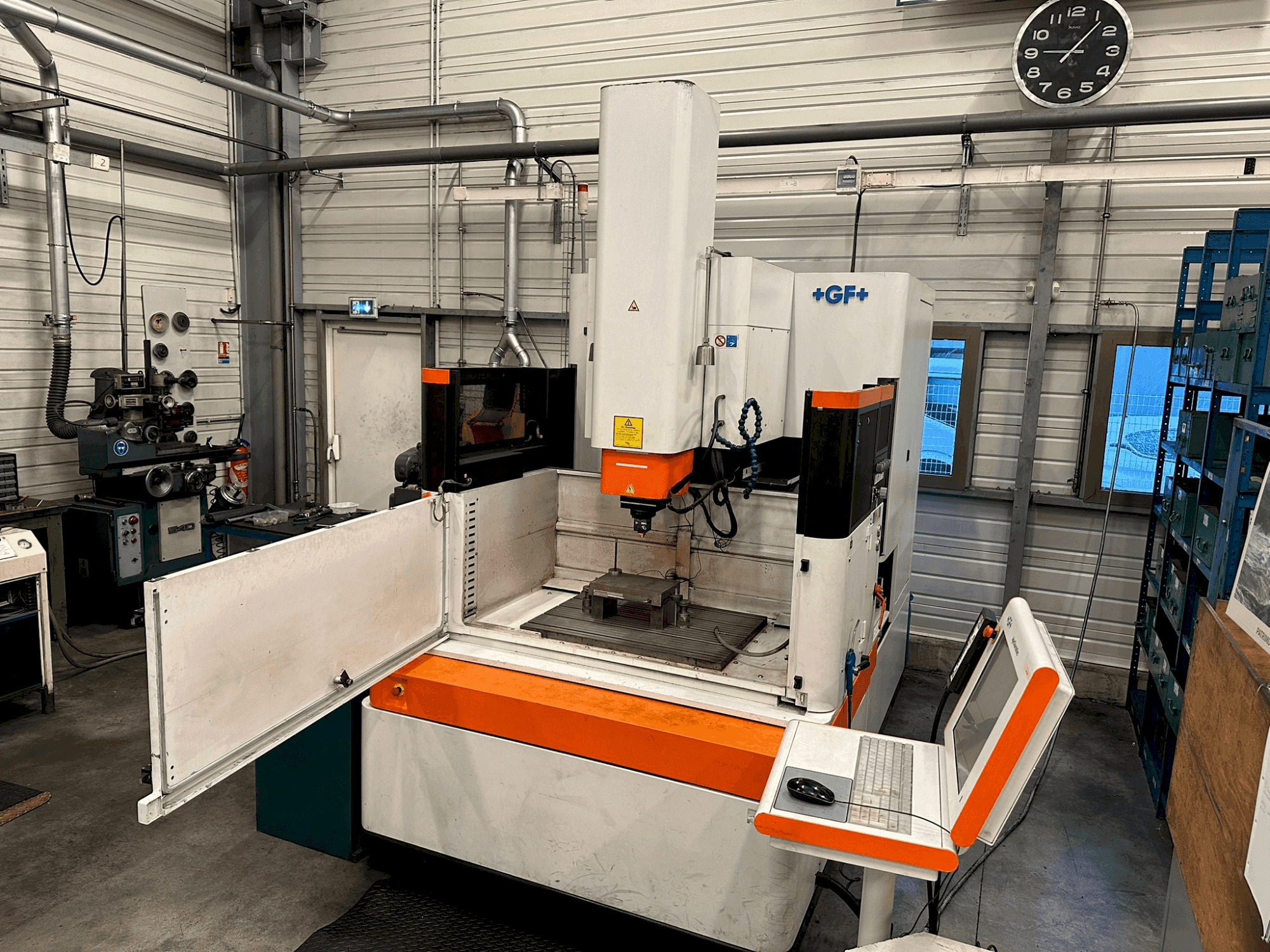 Vue de face de la machine AgieCharmilles FORM 30